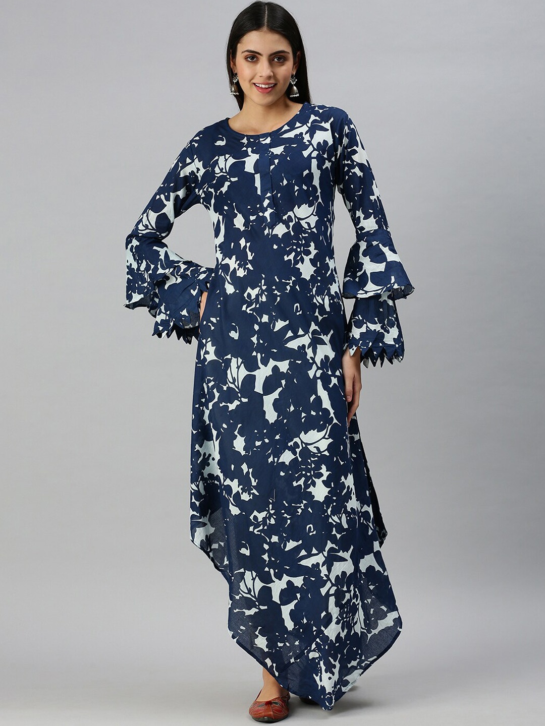 

SHOWOFF Women Navy Blue & White Printed Bell Sleeves Indigo Kurta