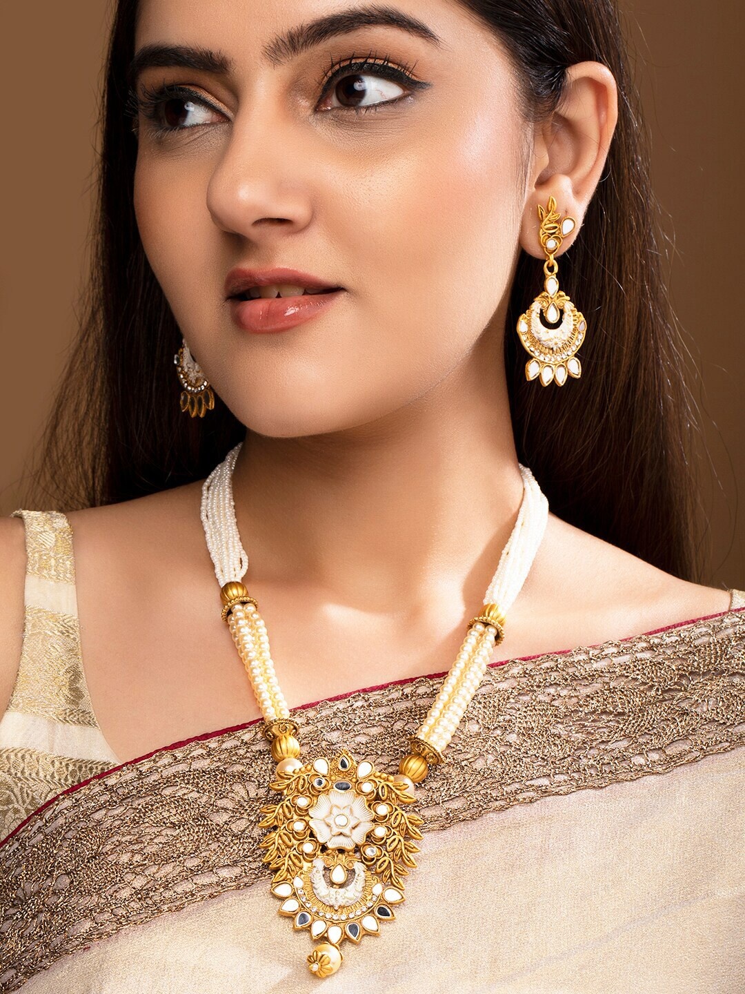 

Rubans Woman Gold Plated & Pearl Beaded Mirror Studded Necklace Set