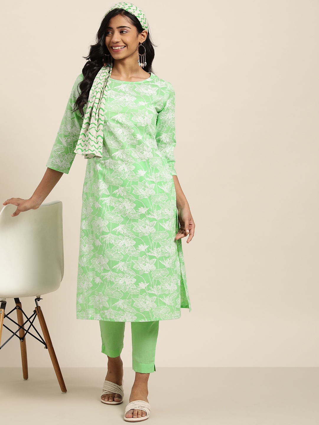 

Sangria Women Green Floral Printed Pure Cotton Kurta with Trousers
