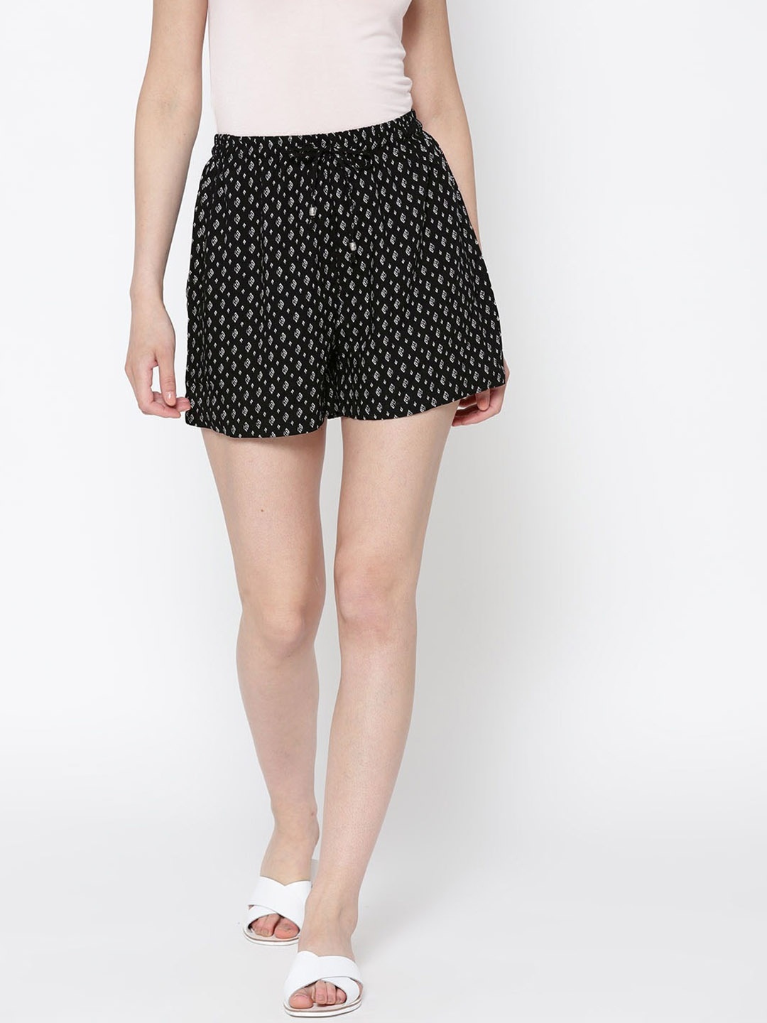 

Sera Women Black & White Geometric Printed Shorts