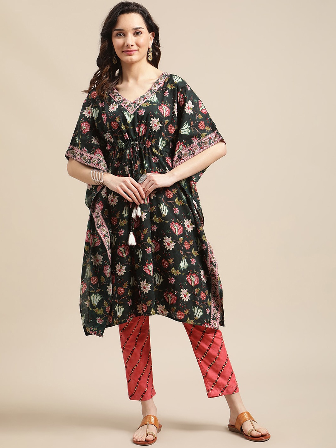 

Varanga Women Green Floral Printed Kurta with Trousers