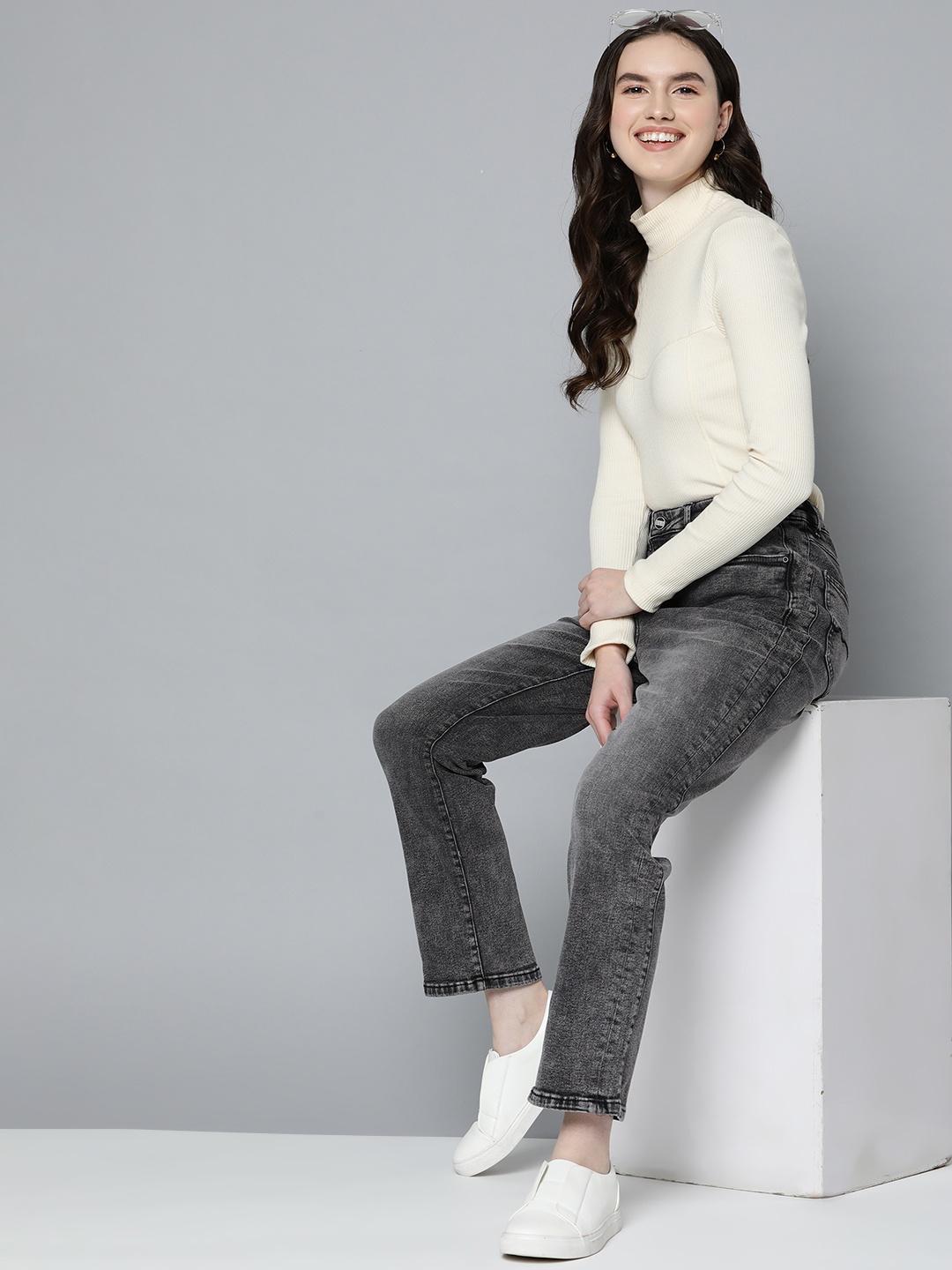 

Mast & Harbour Women Charcoal Grey Straight Fit Light Fade Stretchable Jeans