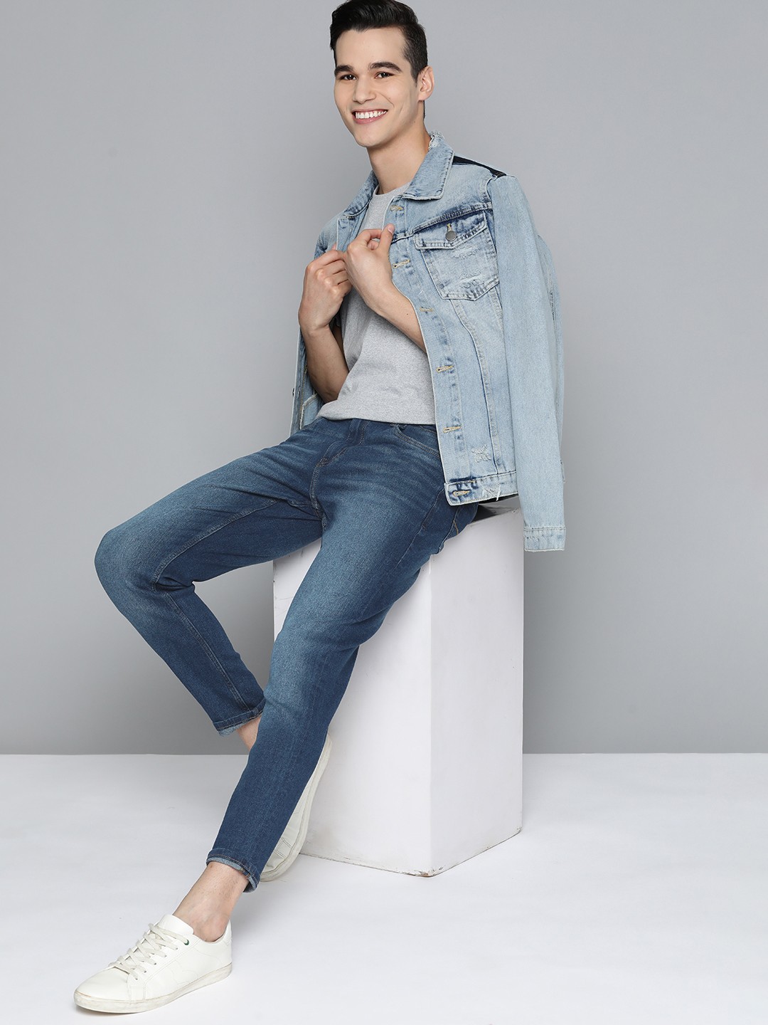 

Mast & Harbour Men Blue Carrot Fit Light Fade Stretchable Jeans