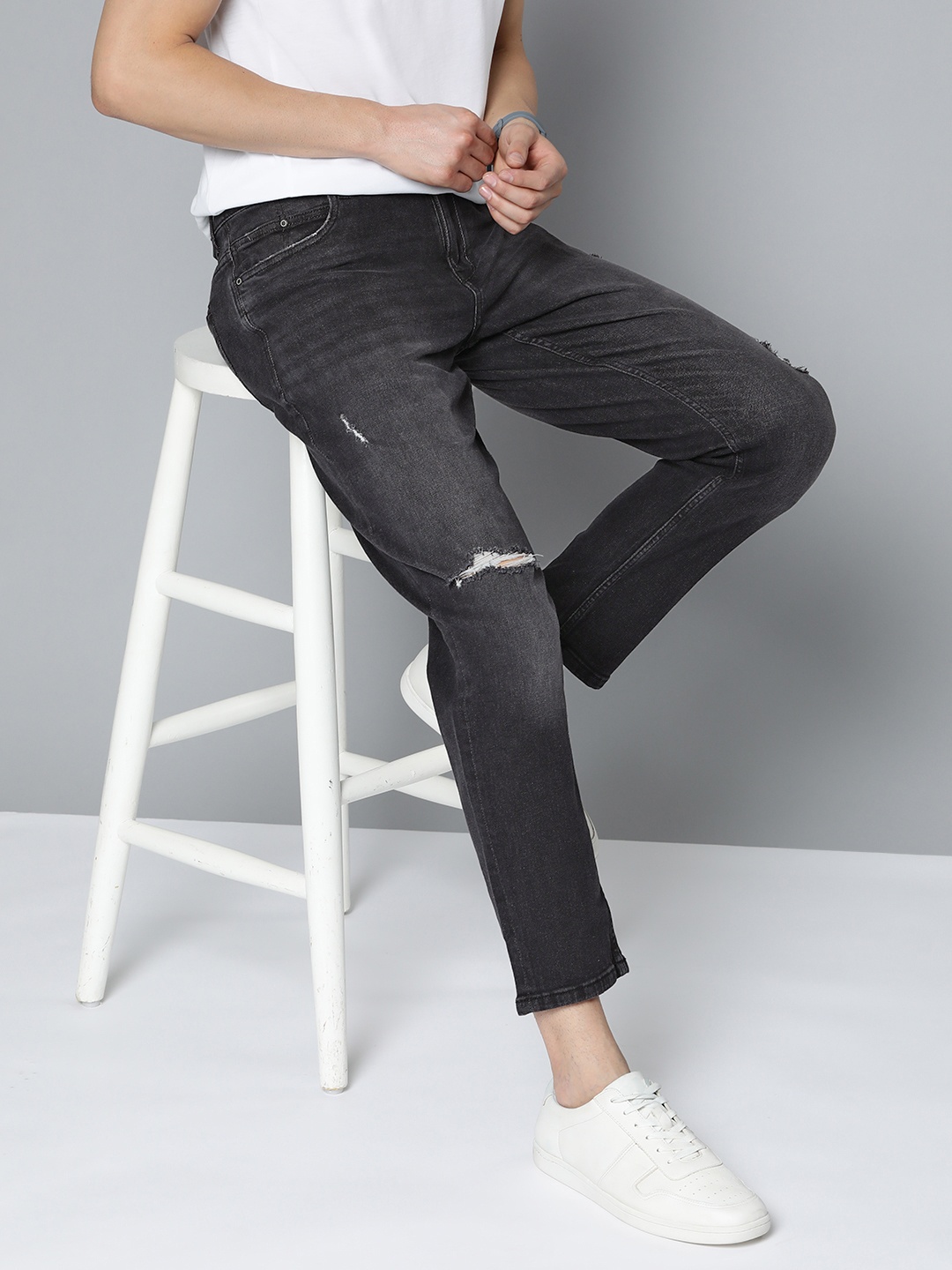 

Mast & Harbour Men Charcoal Grey Slim Tapered Fit Light Fade Stretchable Jeans