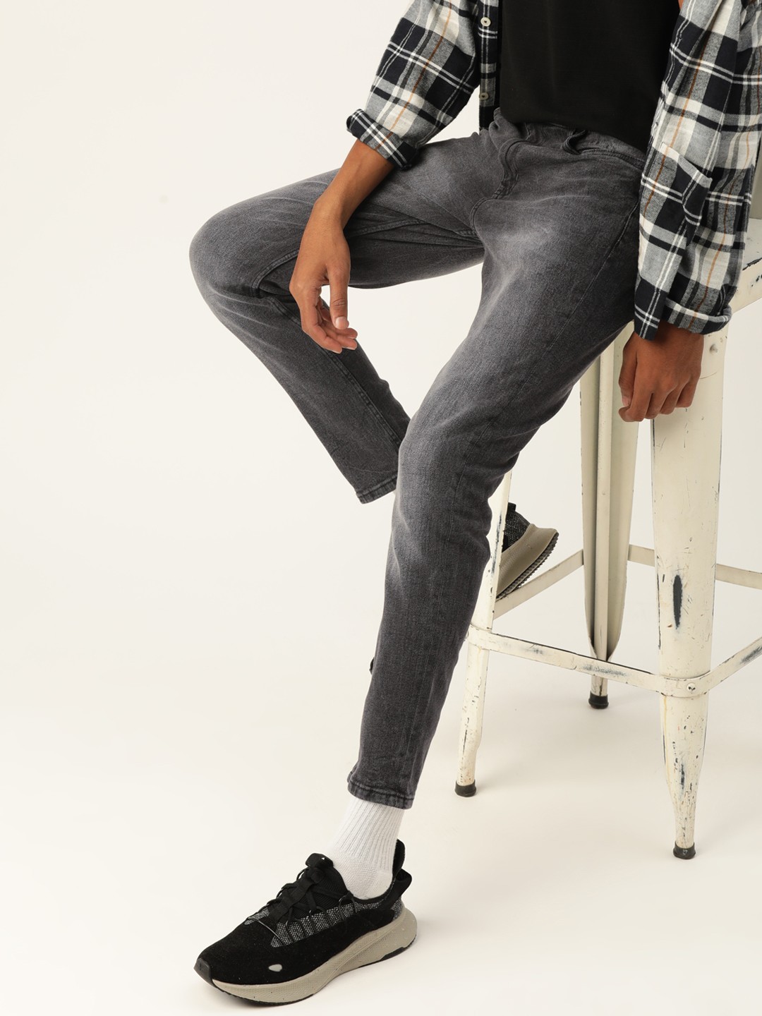 

Kook N Keech Men Charcoal Light Fade Slim Fit Stretchable Jeans