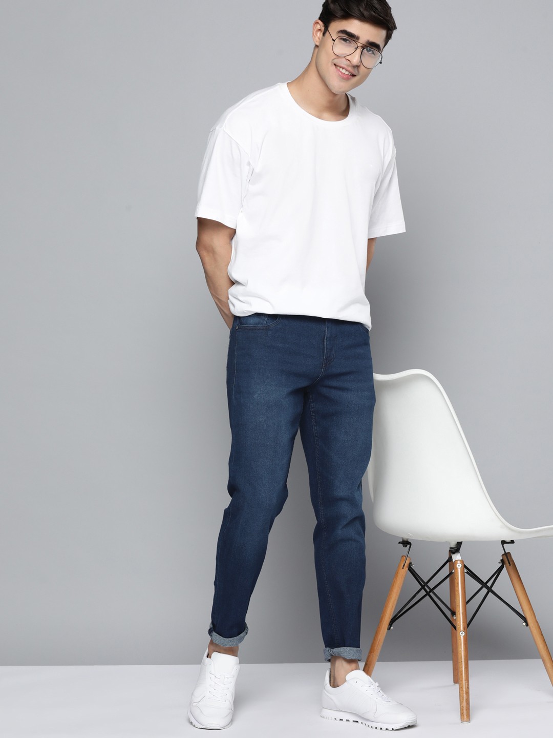 

Mast & Harbour Men Navy Blue Carrot Light Fade Stretchable Jeans