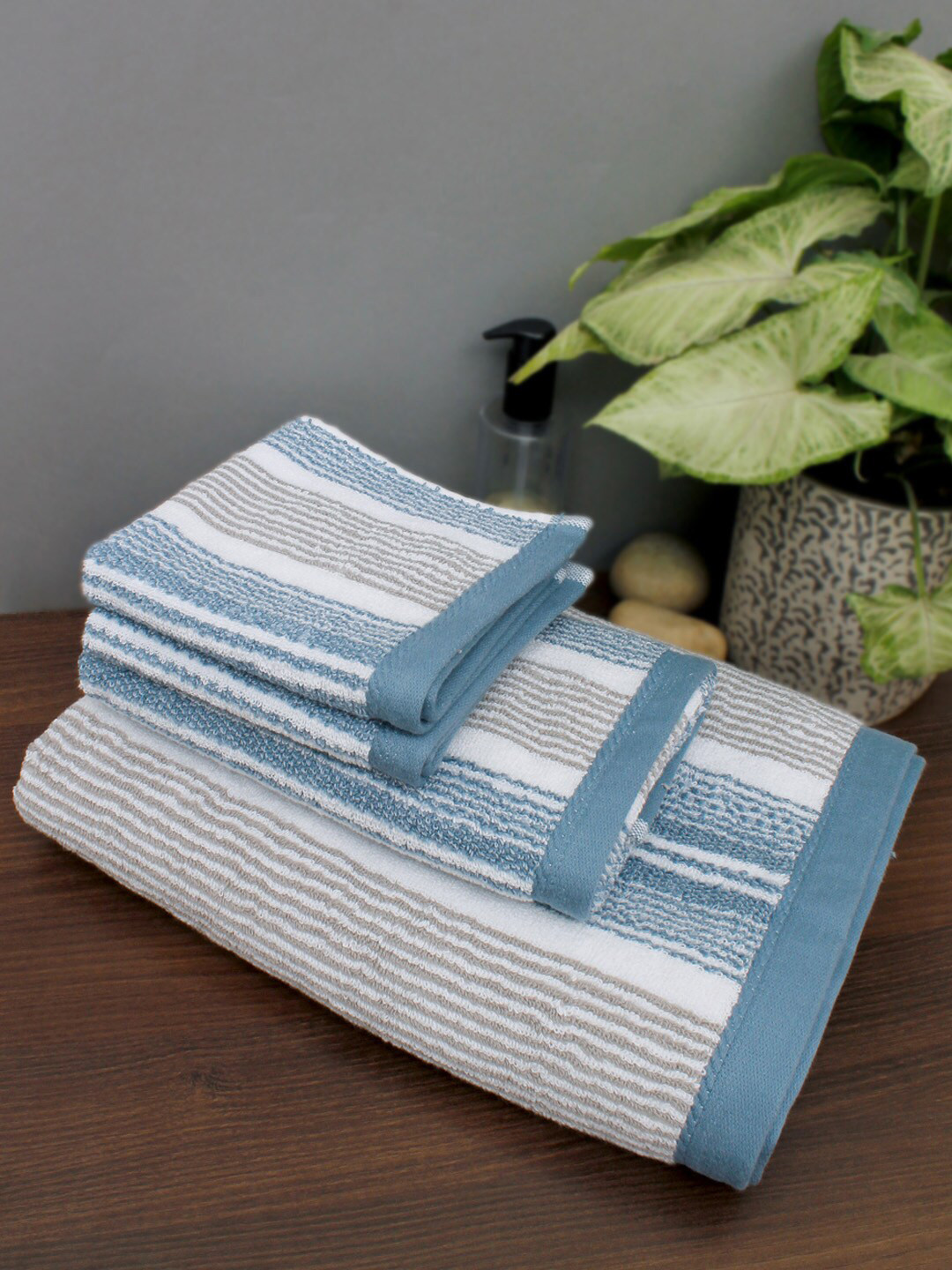 

AVI Living Set Of 4 Blue & Grey 600 GSM Striped Towels