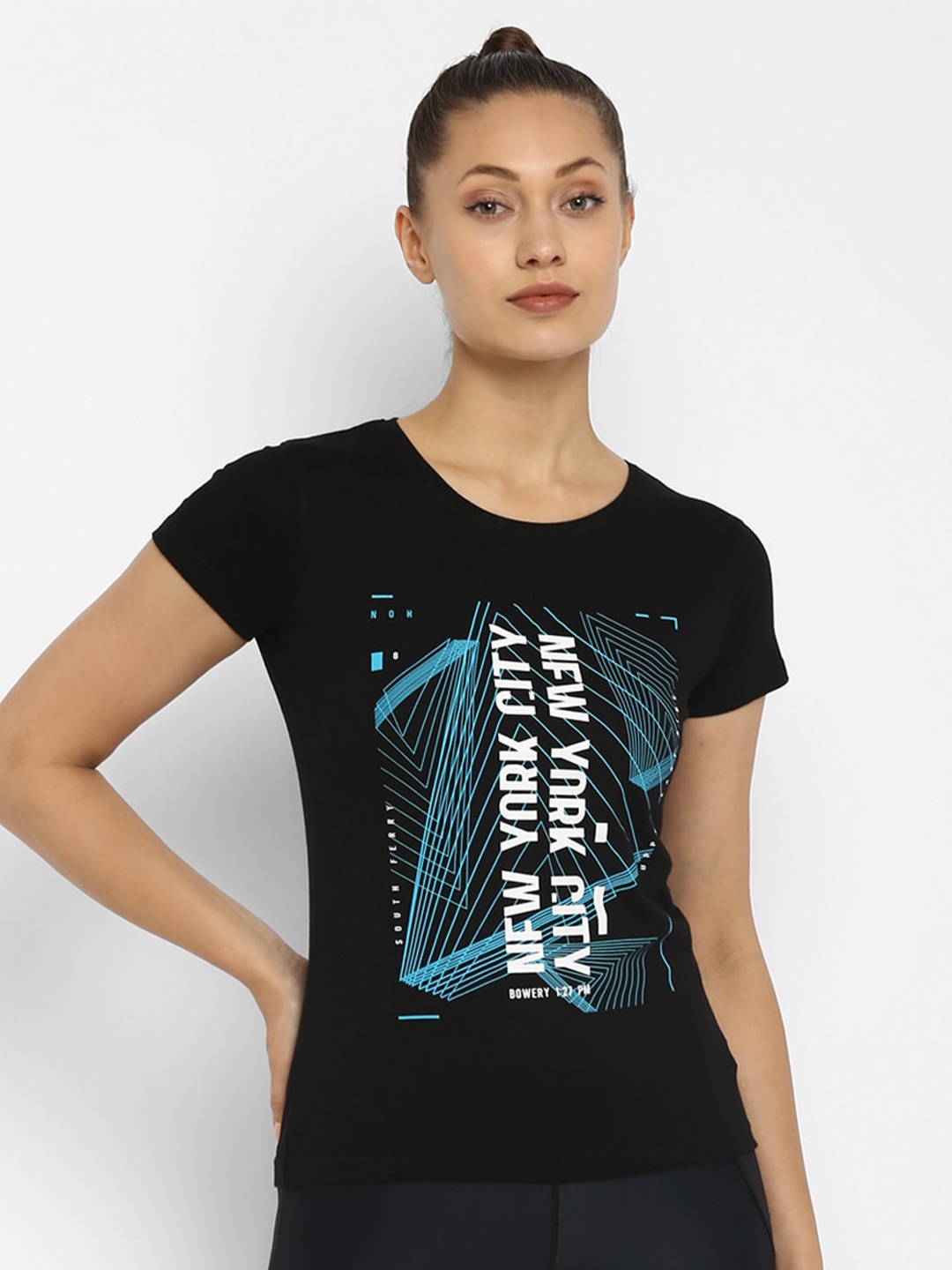 

appulse Women Black & White Typography Printed Slim Fit Running T-shirt