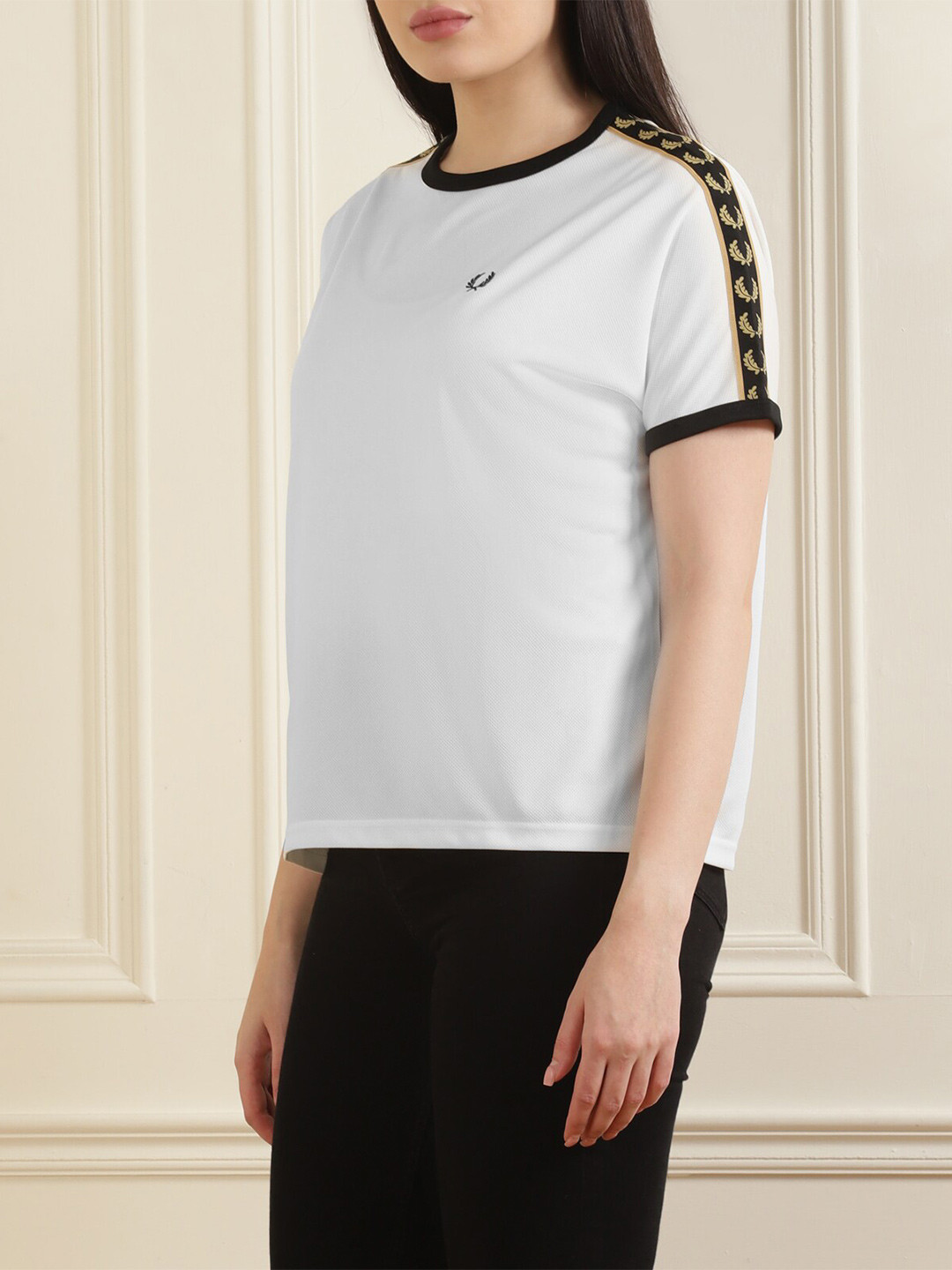 

Fred Perry Women White Extended Sleeves Pure Cotton T-shirt