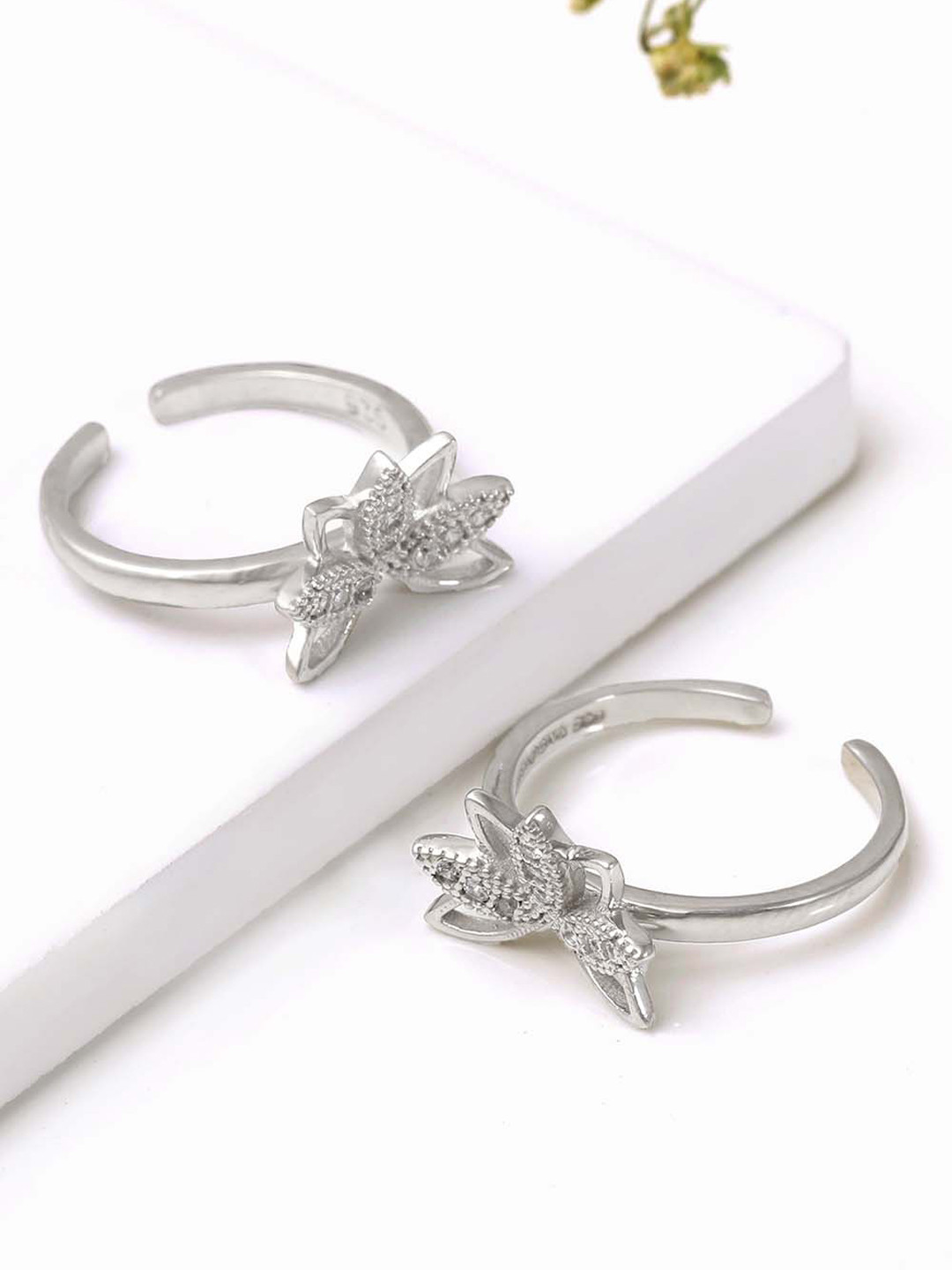 

GIVA 925 Sterling Silver Rhodium Plated Crescent Flower Toe Ring