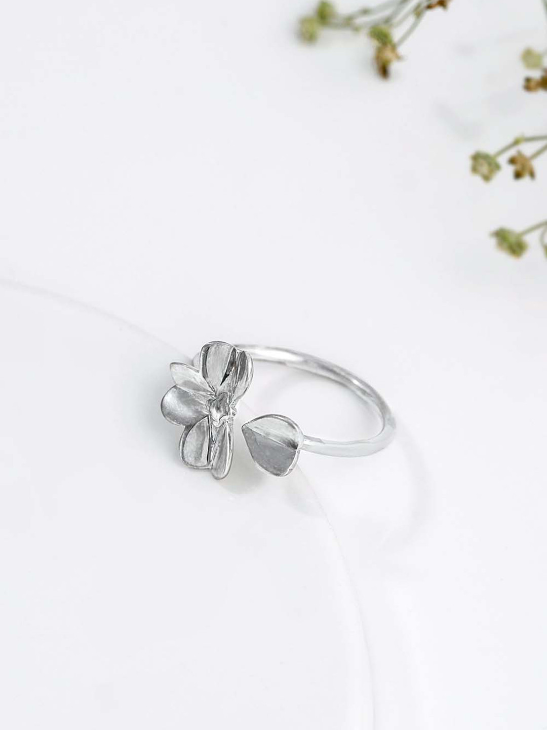

GIVA Women 925 Sterling Silver Rhodium-Plated Finger Ring With Falling Petal Detail