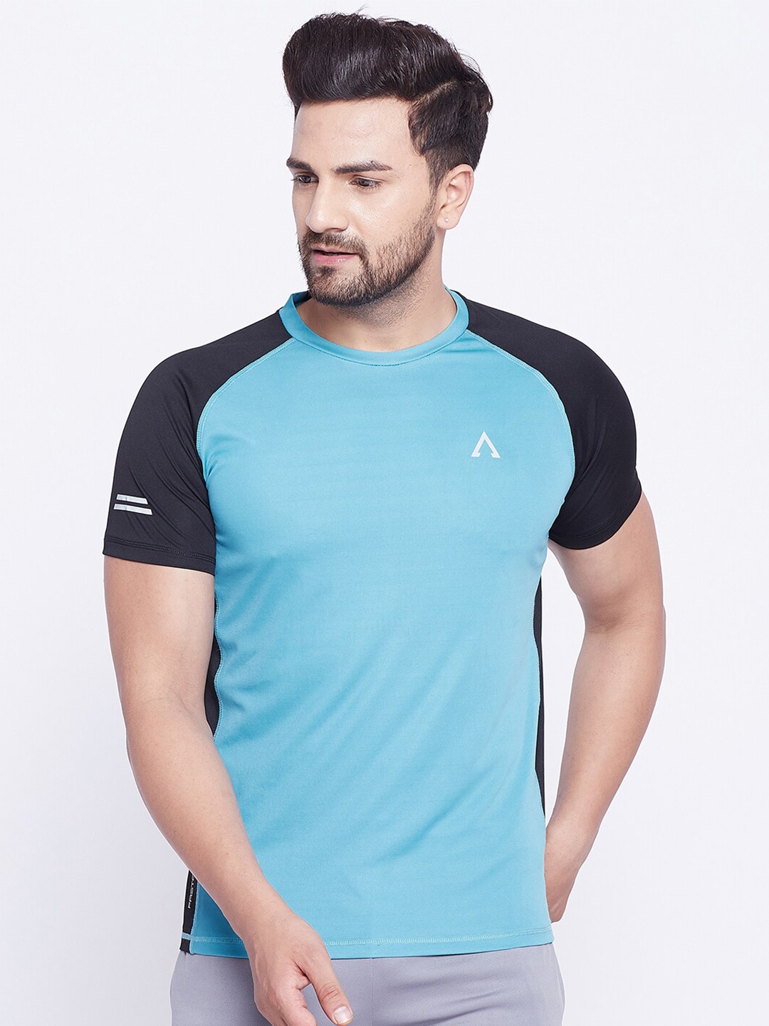 

AUSTIEX Men Blue & Black Colourblocked Drop-Shoulder Sleeves Slim Fit Running T-shirt