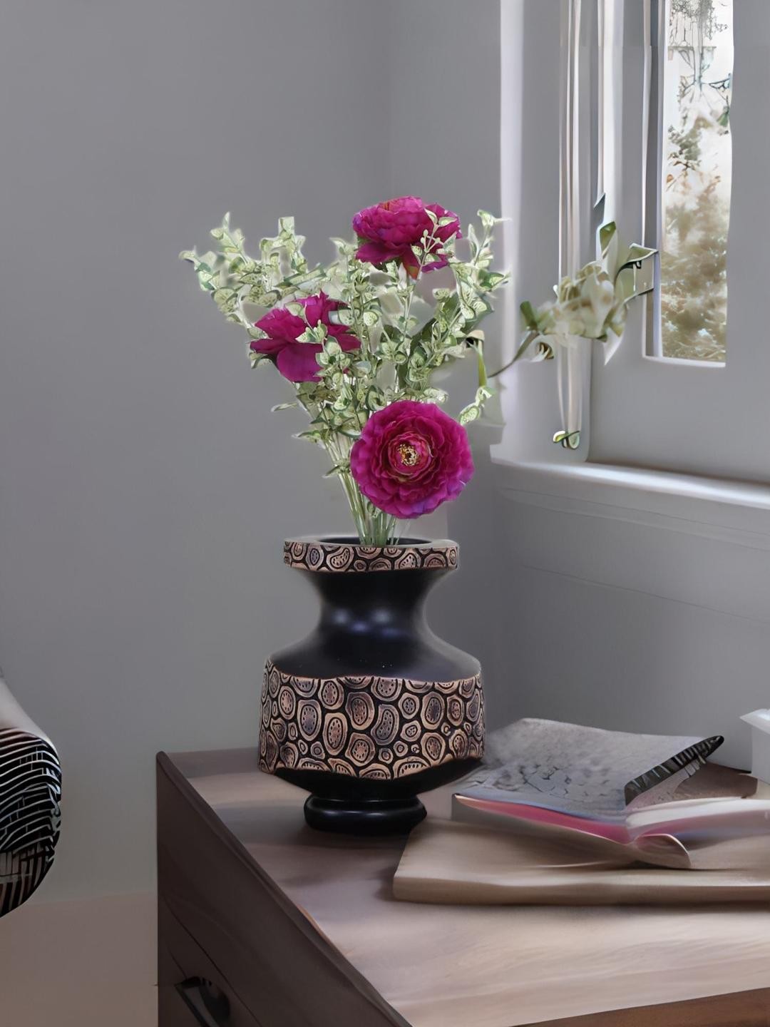 

Athome by Nilkamal Brown & Black Floral Textured Vase
