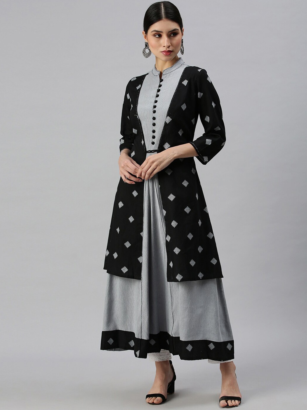 

SHOWOFF Women Black Geometric Striped Thread Work Kurta