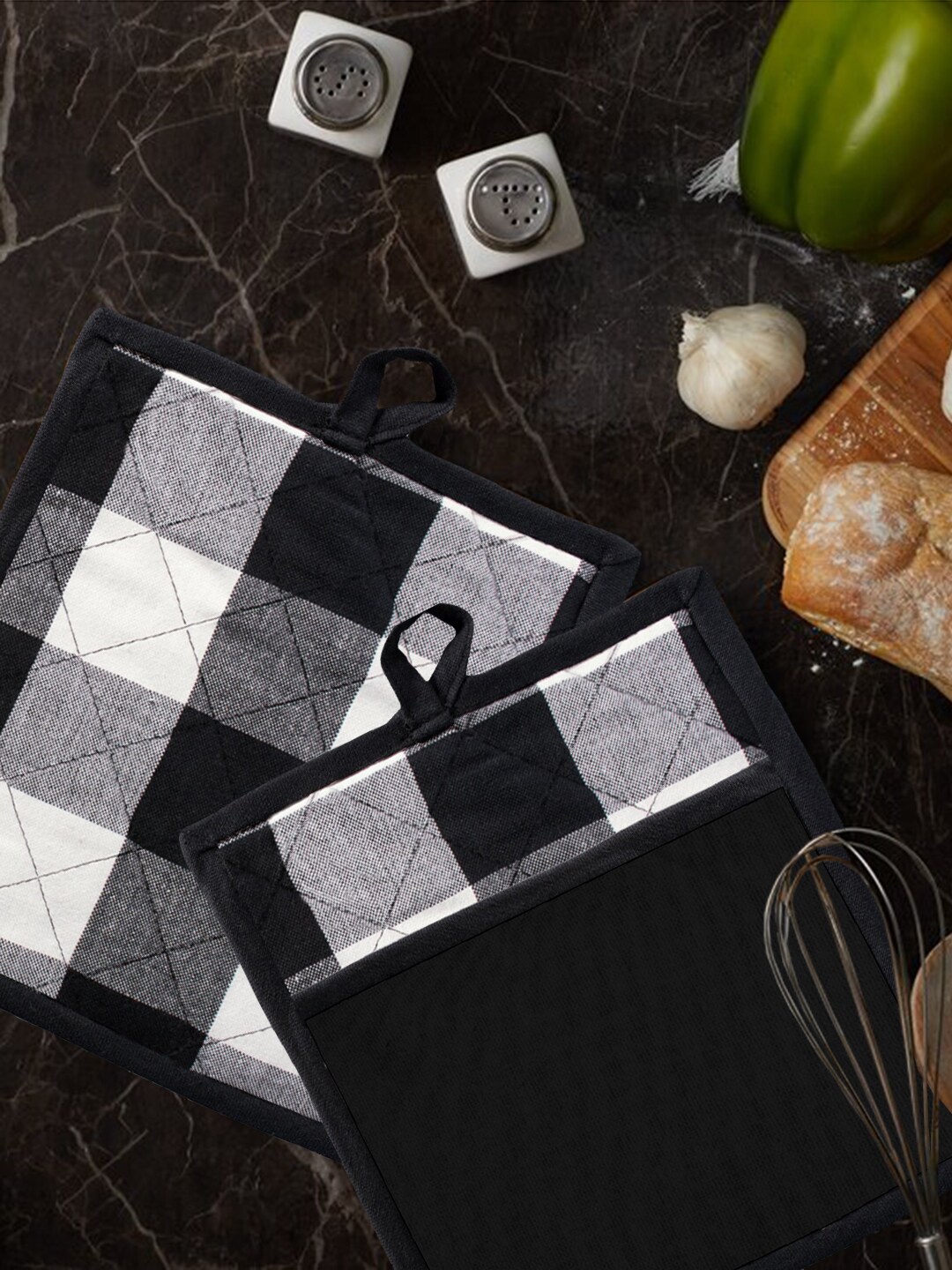 

Lushomes Black & White Pack Of 2 Kitchen Hot Pot Holder