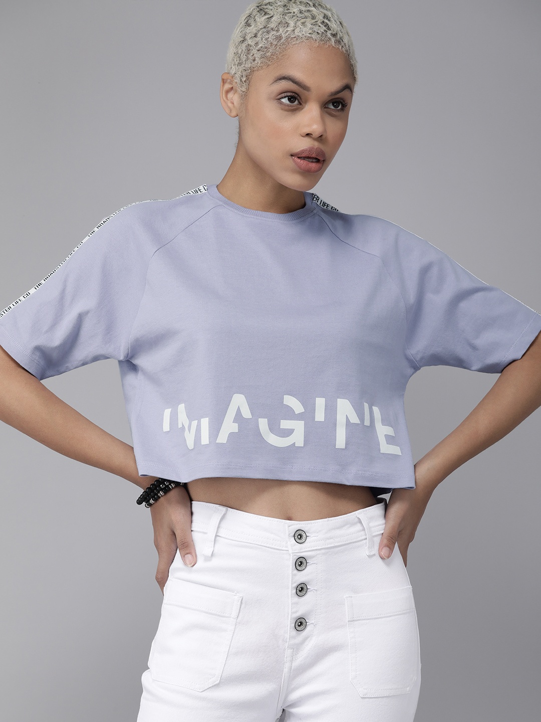 

The Roadster Lifestyle Co Women Lavender & White Typography Printed Pure Cotton Cropped T-shirt