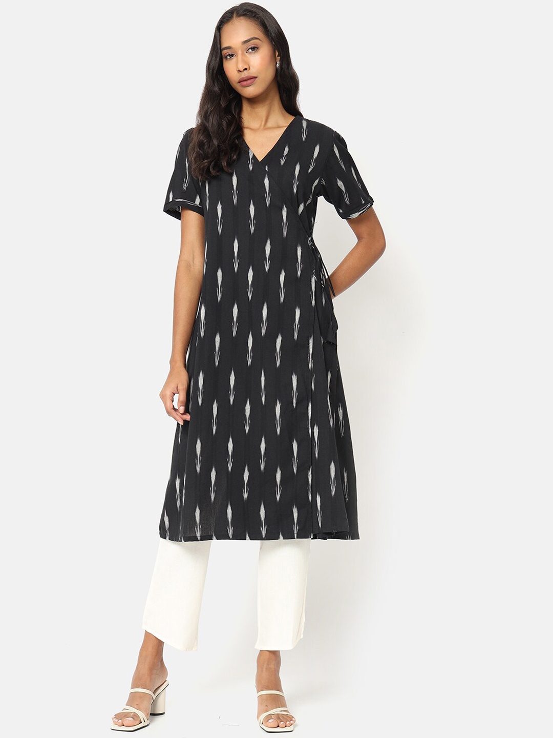 

Saaki Women Black Ethnic Motifs Printed Kurta