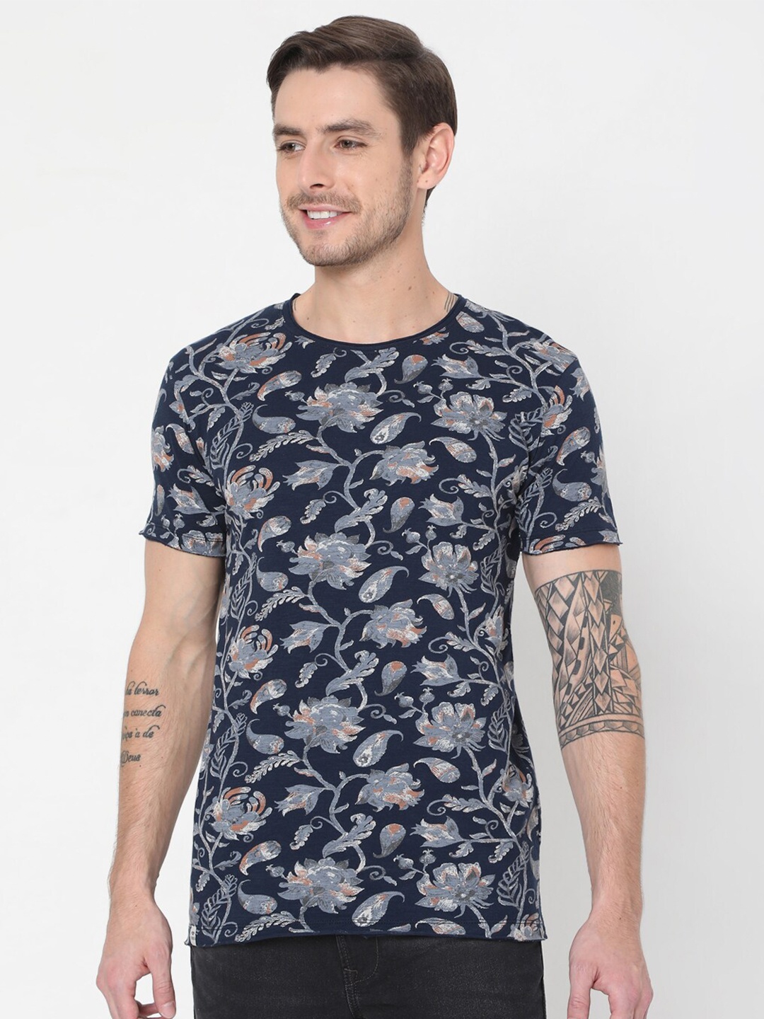 

Mufti Men Navy Blue Printed Raw Edge Slim Fit T-shirt