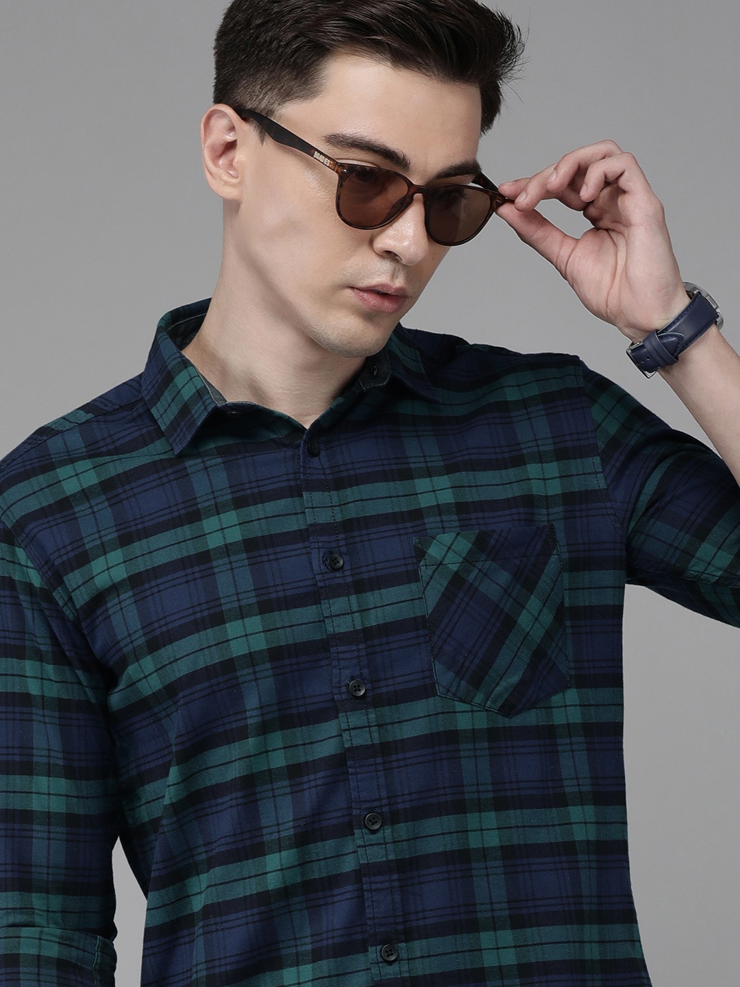 

Voi Jeans Men Blue Standard Slim Fit Checked Casual Shirt