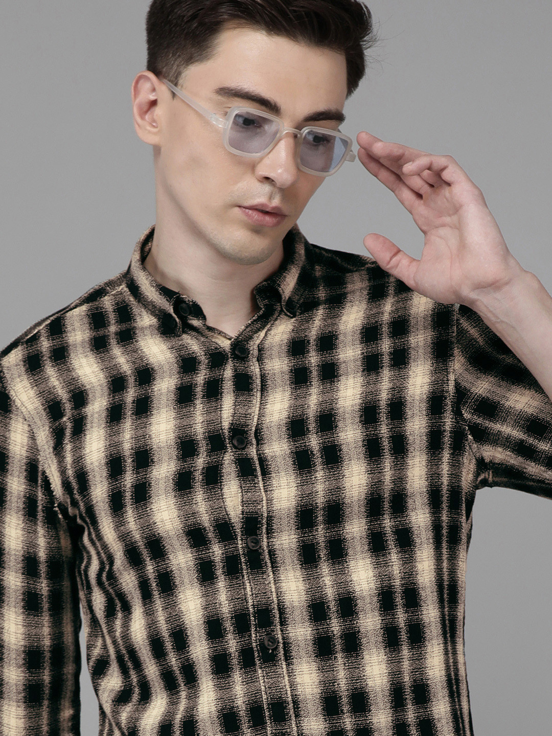 

Voi Jeans Men Black Standard Slim Fit Checked Casual Shirt