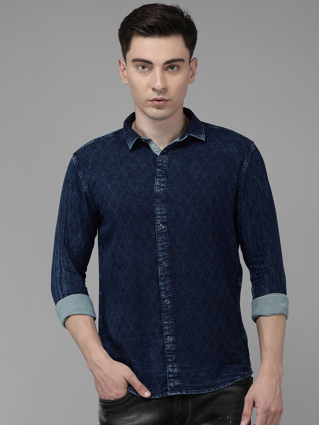 

Voi Jeans Men Blue Standard Slim Fit Casual Shirt