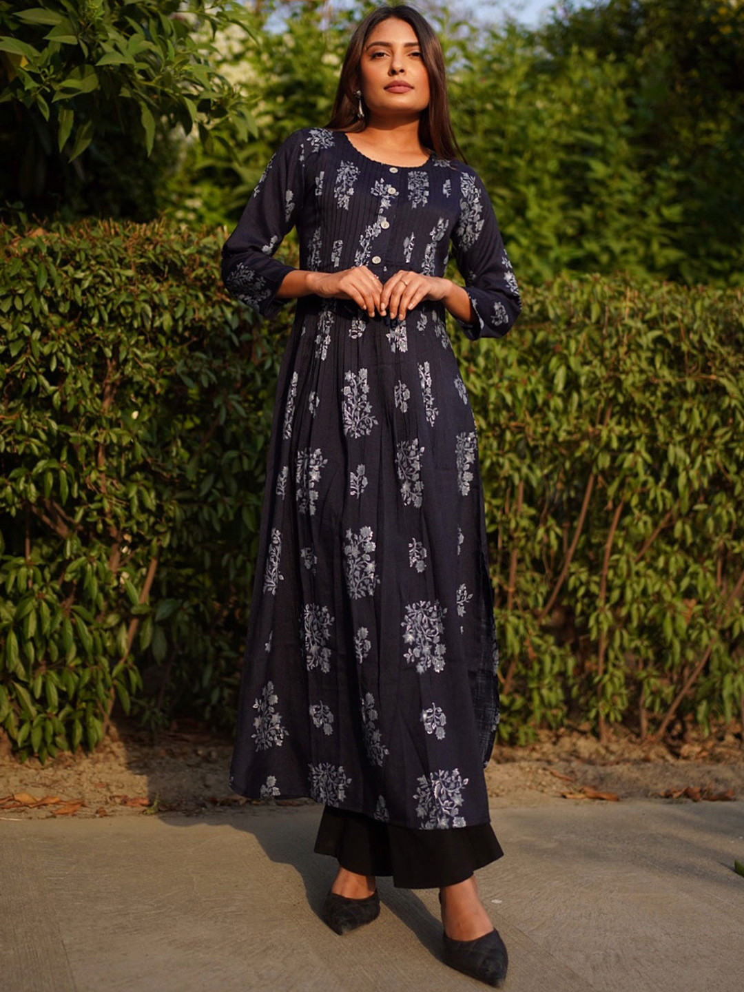 

Libas Women Blue Floral Printed Indigo Kurta