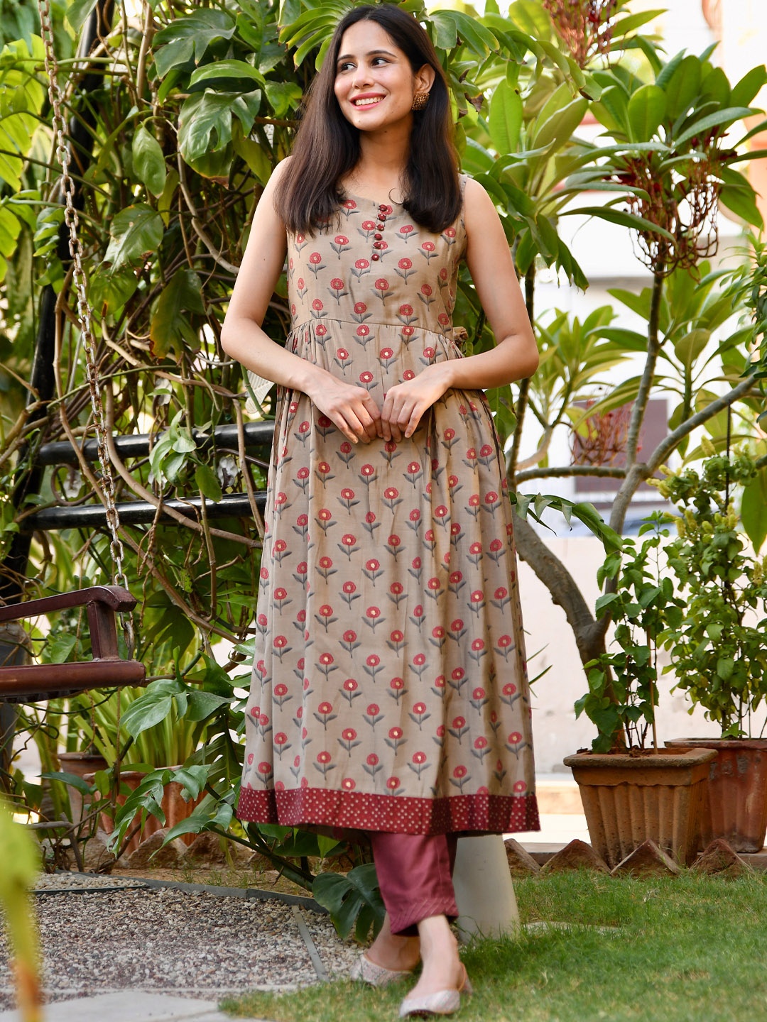 

Libas Women Beige & Red Floral Motifs Print Chanderi Silk Kurta