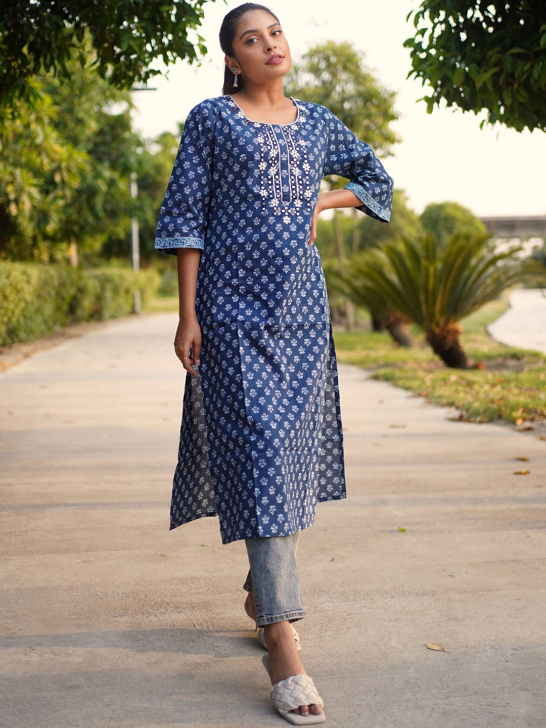 

Women Navy Blue Floral Motif Print Mirror Work Indigo Cotton Kurta