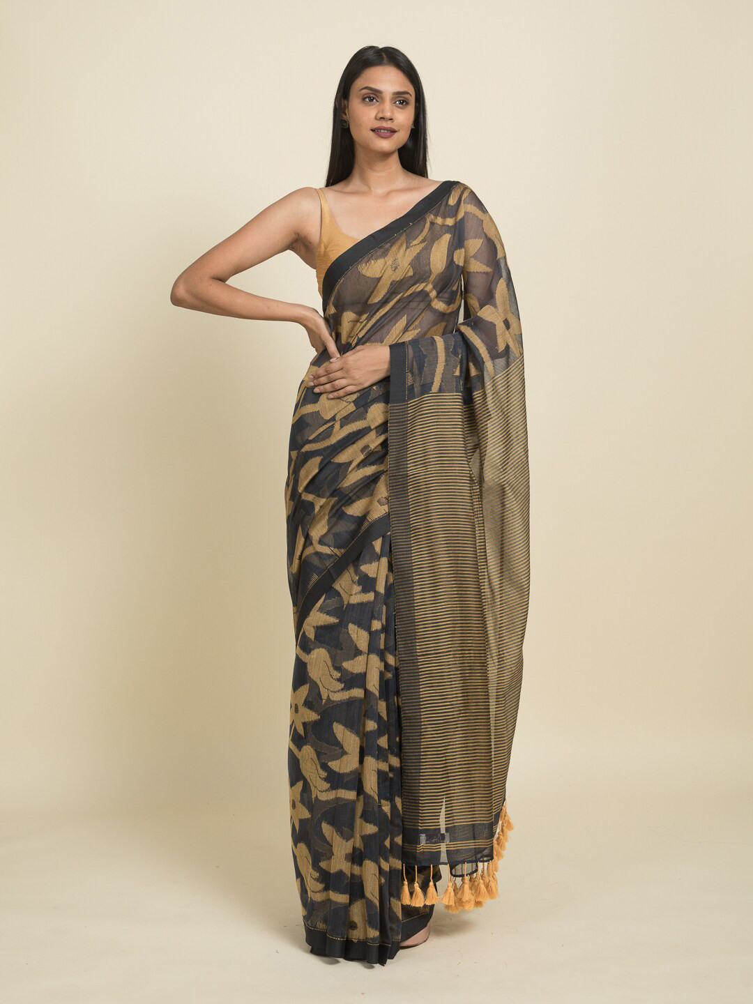 

Suta Black & Beige Floral Woven Design Jamdani Saree