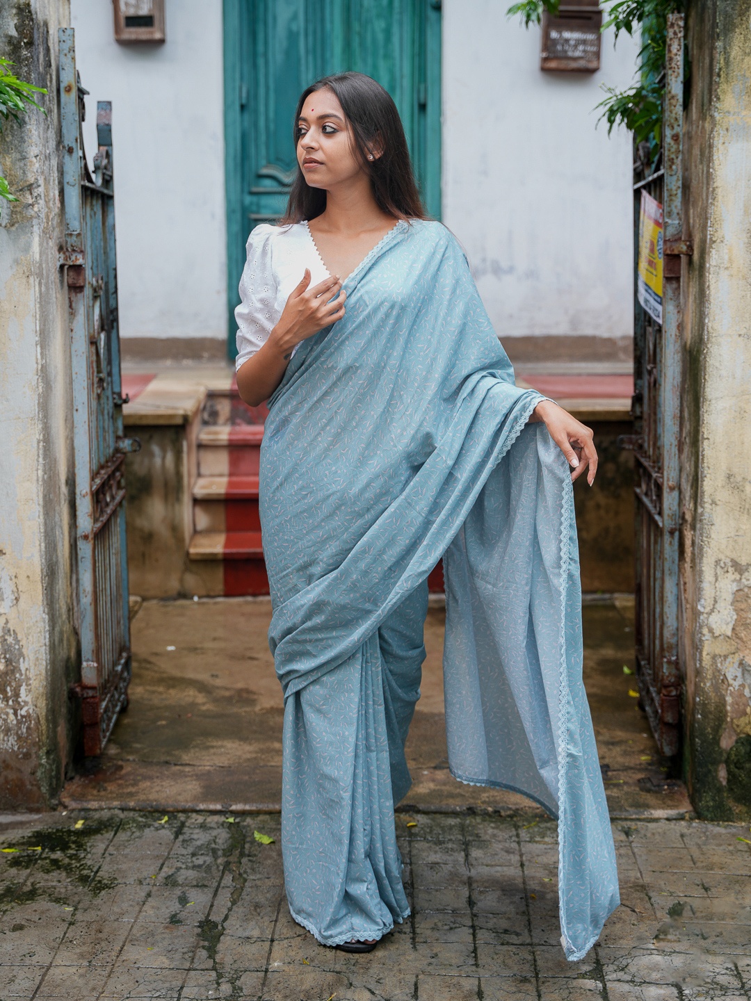 

Suta Grey & Pink Floral Printed Pure Cotton Saree