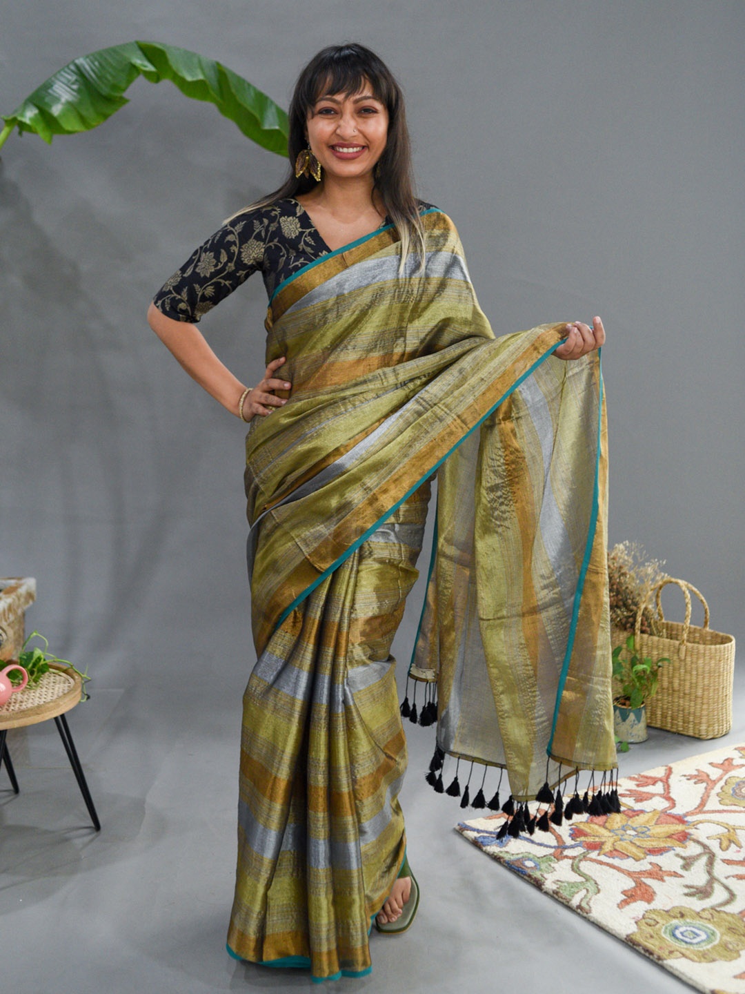 

Suta Grey & Gold-Toned Striped Saree