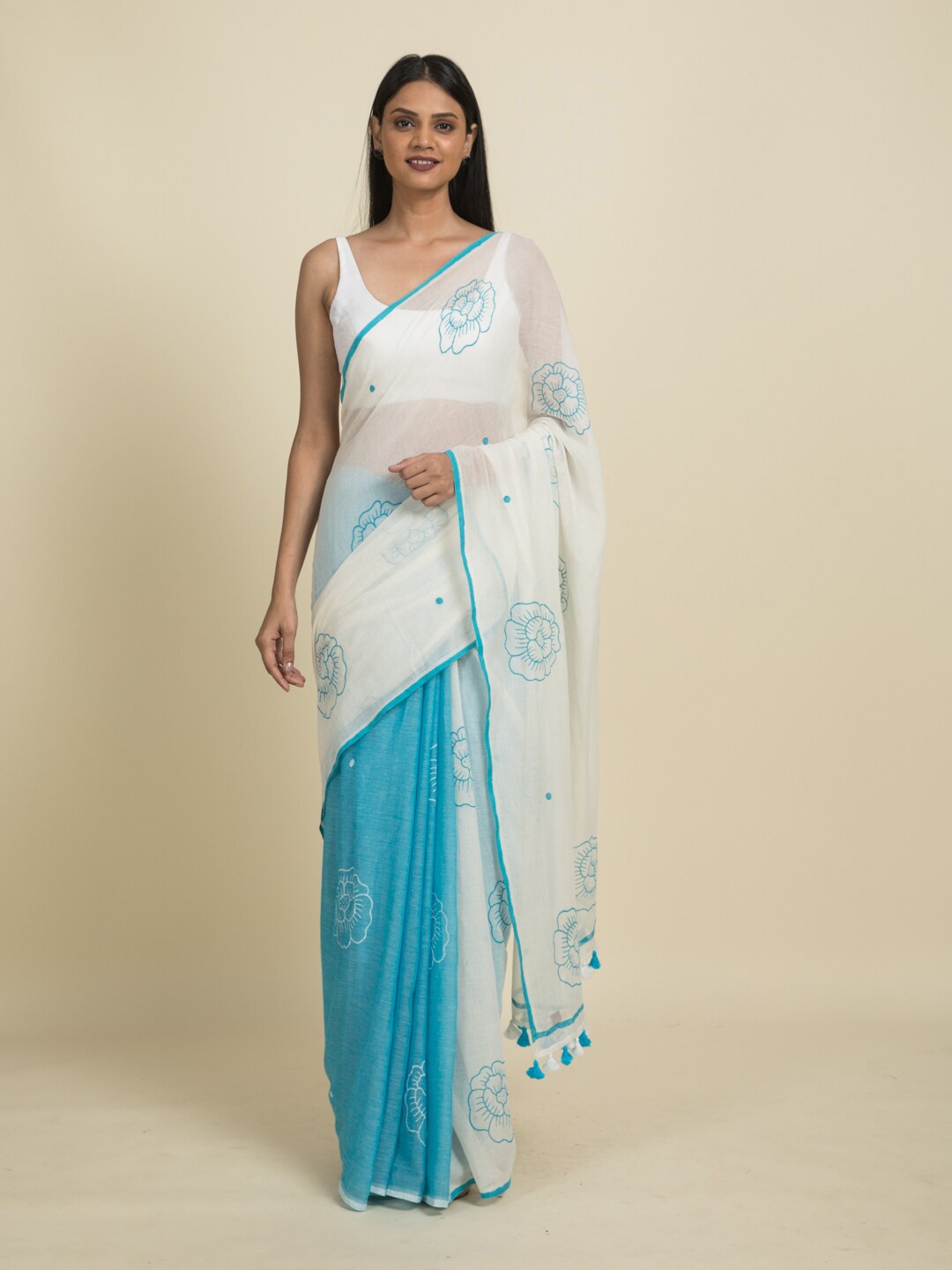 

Suta White & Turquoise Blue Floral Pure Cotton Saree