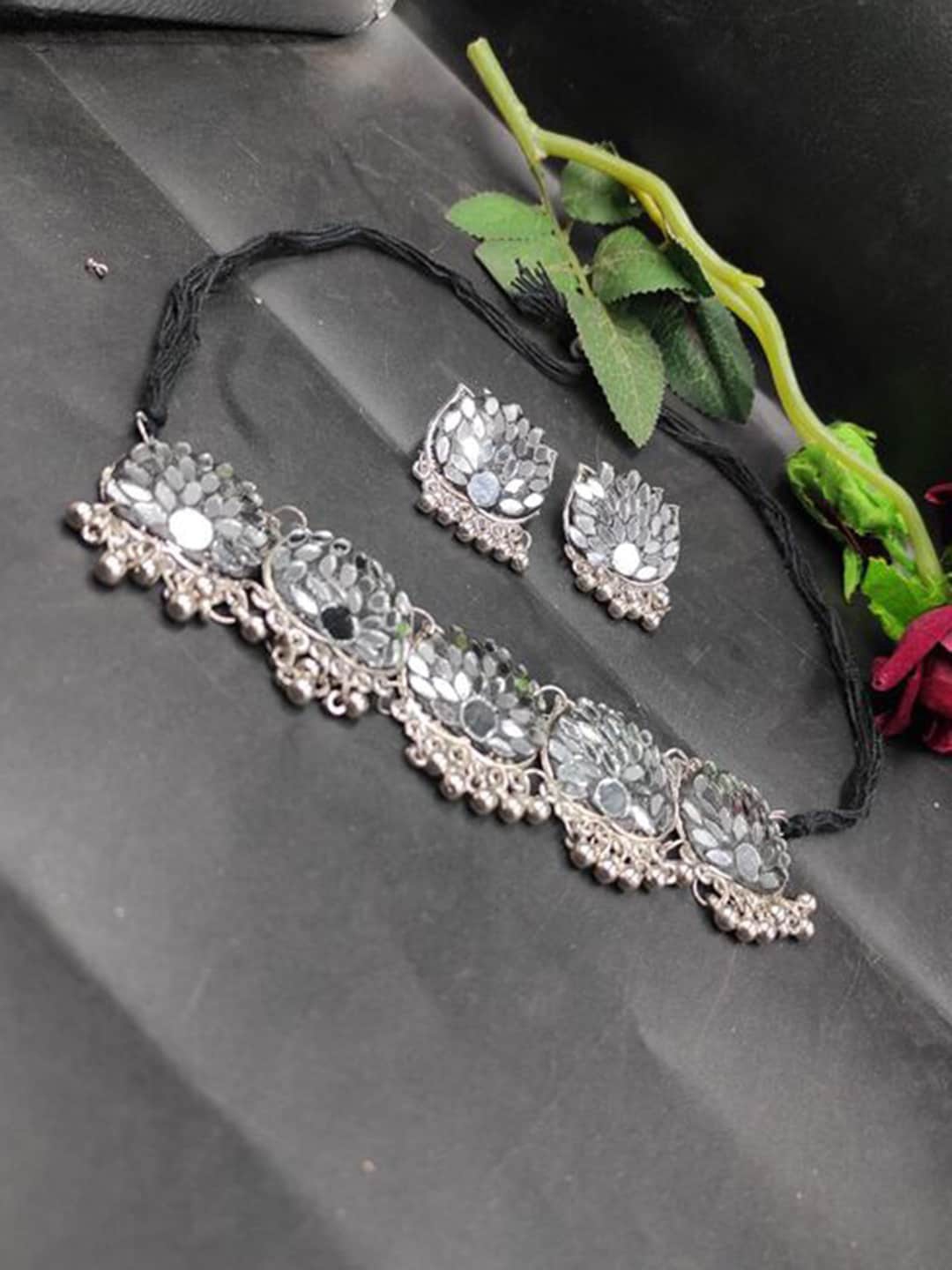 

Vembley Oxidised Silver-Plated Flower Jewellery Set
