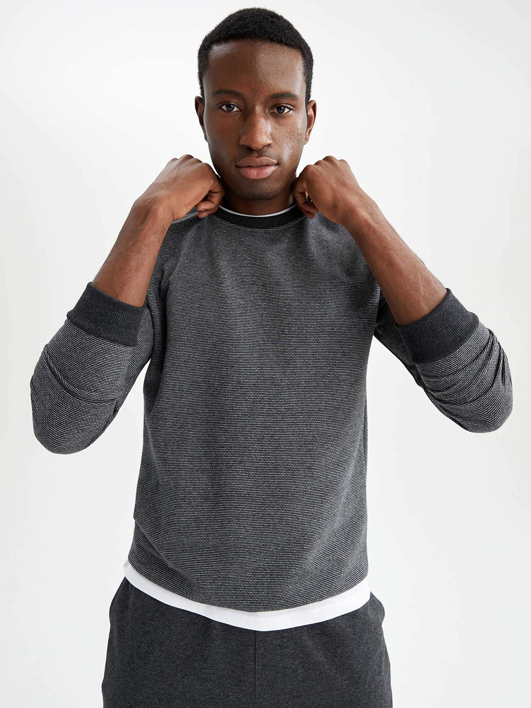 

DeFacto Men Charcoal Slim Fit T-shirt