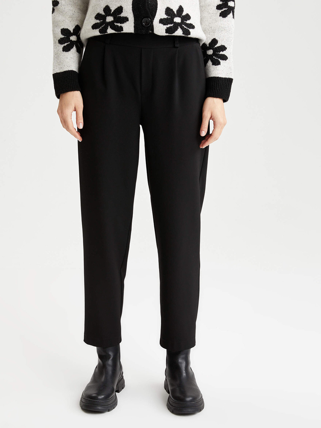 

DeFacto Women Black Solid Pleated Trousers