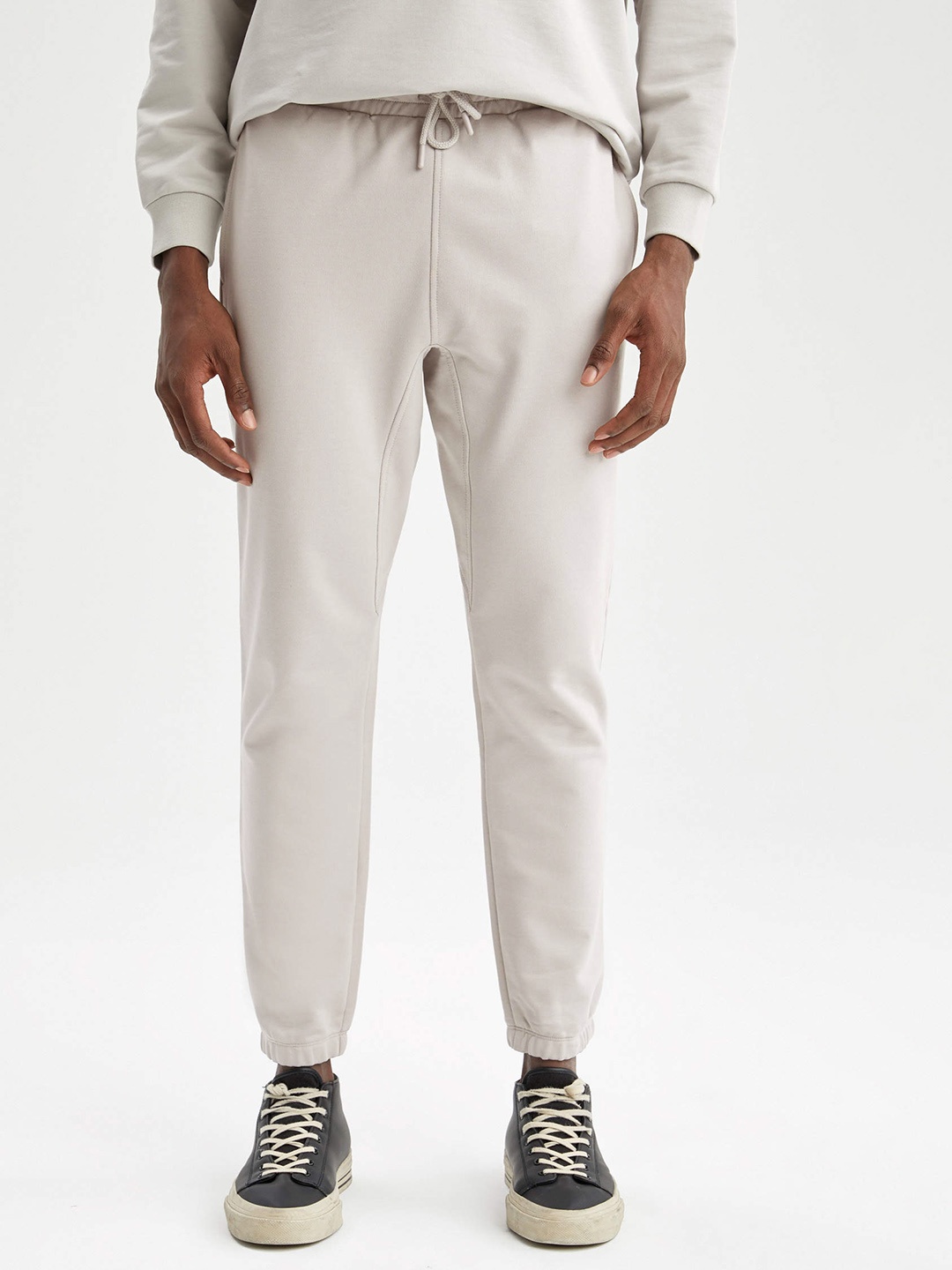 

DeFacto Men Light Grey Solid Joggers