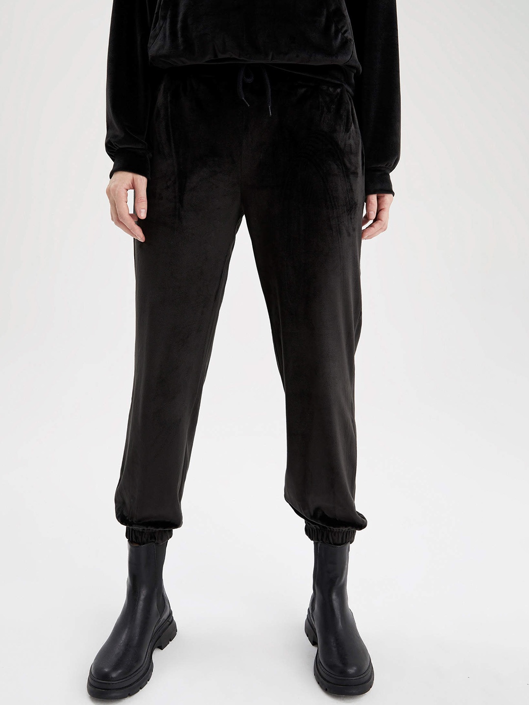

DeFacto Women Black Velvet Finish Solid Joggers