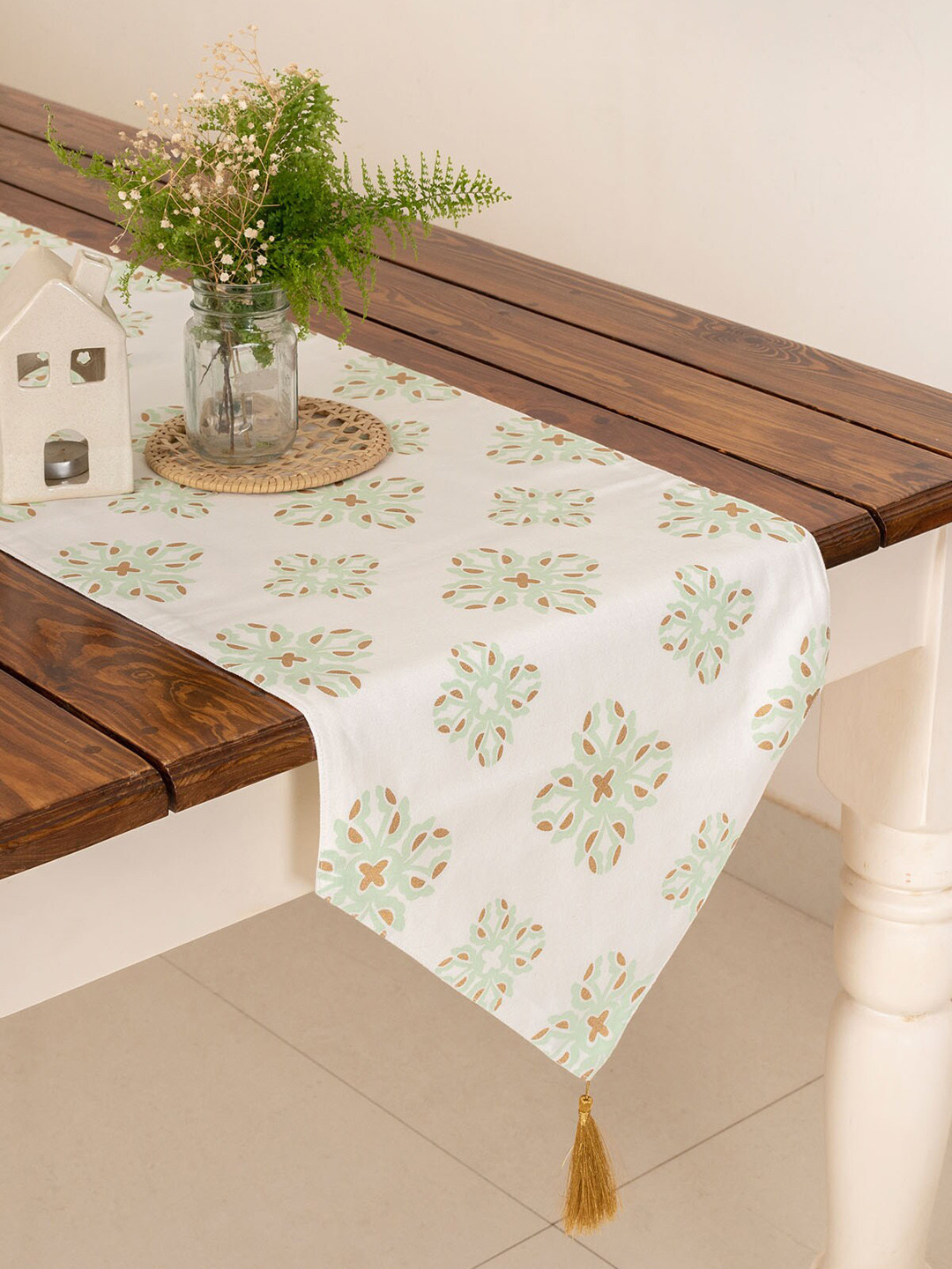 

The Yellow Dwelling Off-White & Green Floral Printed 4 Seater Pure Cotton Table Runner