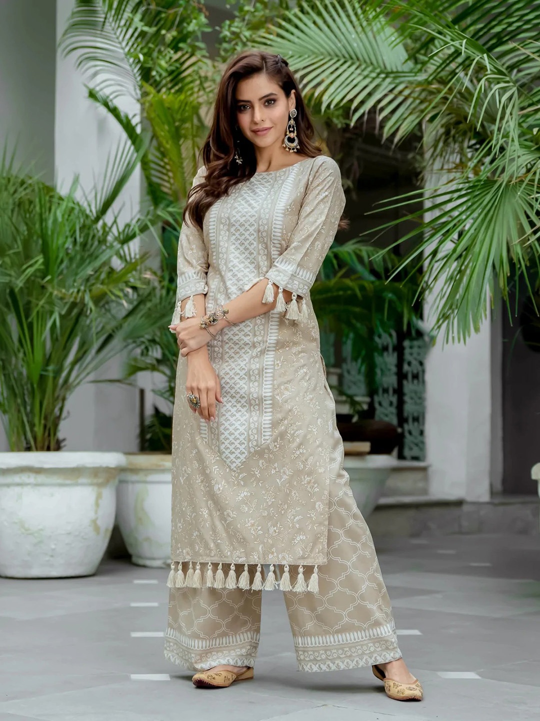 

Rustorange Women Beige Floral Printed Kurta with Palazzos