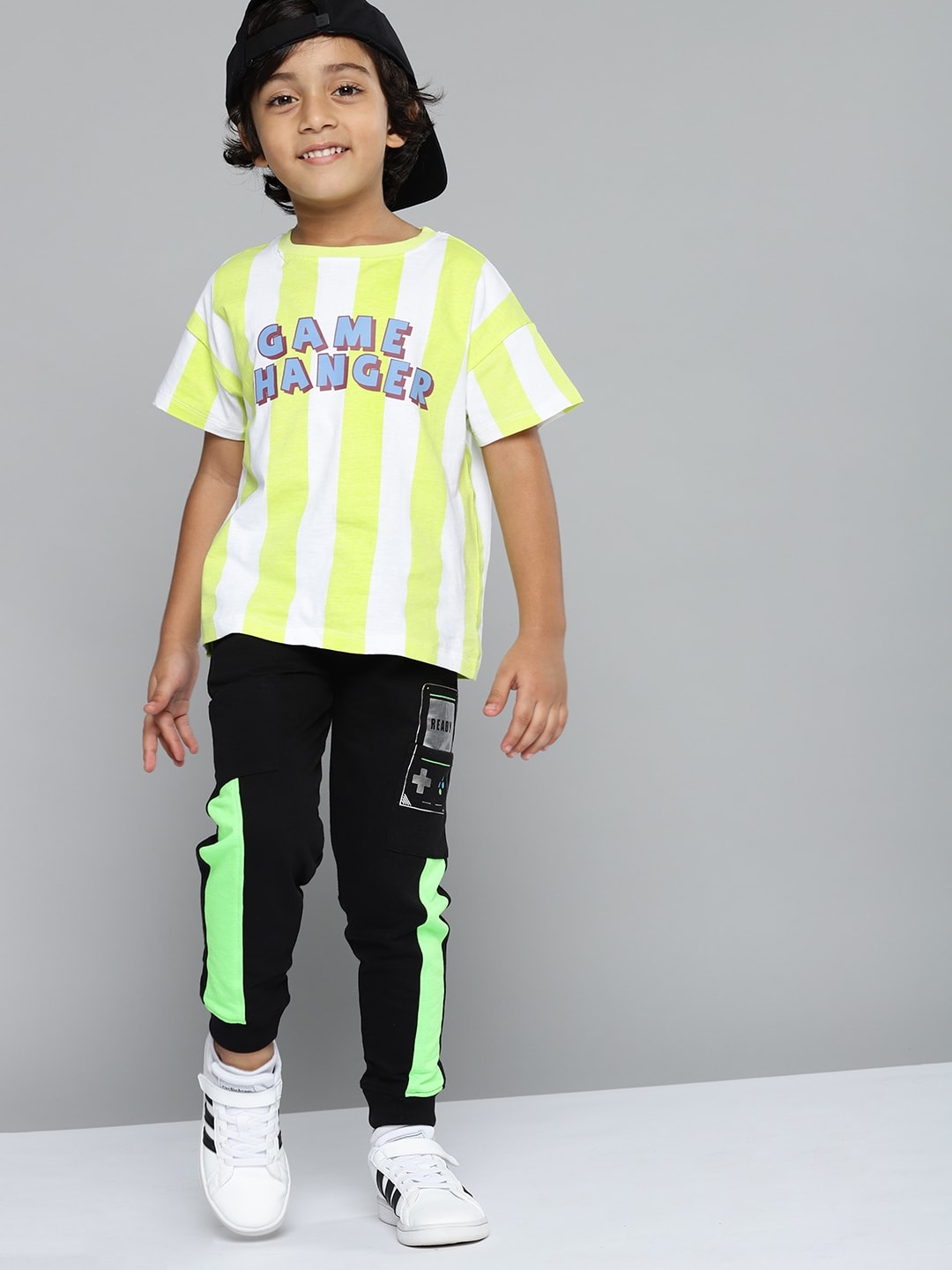 

YK Boys Black & Green Pure Cotton Colourblocked Track Pants