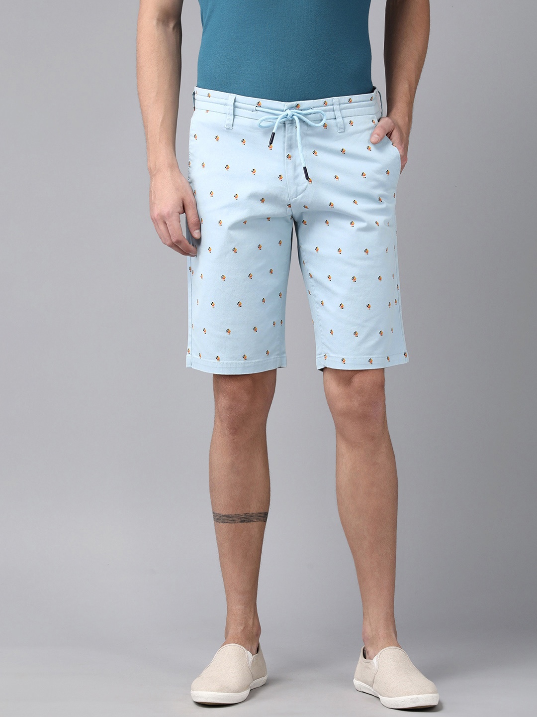 

SPYKAR Men Sky Blue Conversational Printed Slim Fit Regular Shorts