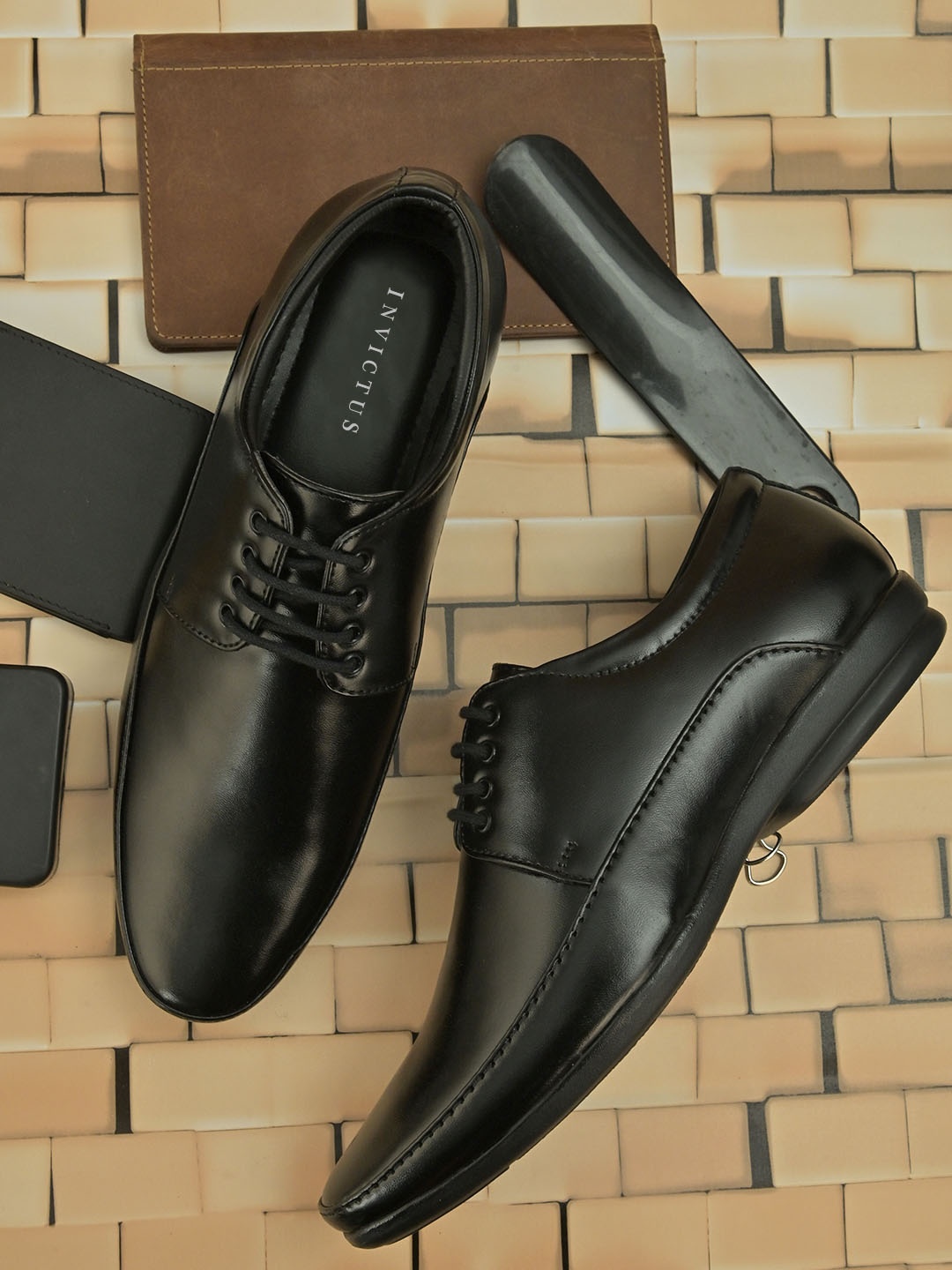 

INVICTUS Men Black Solid Formal Derbys