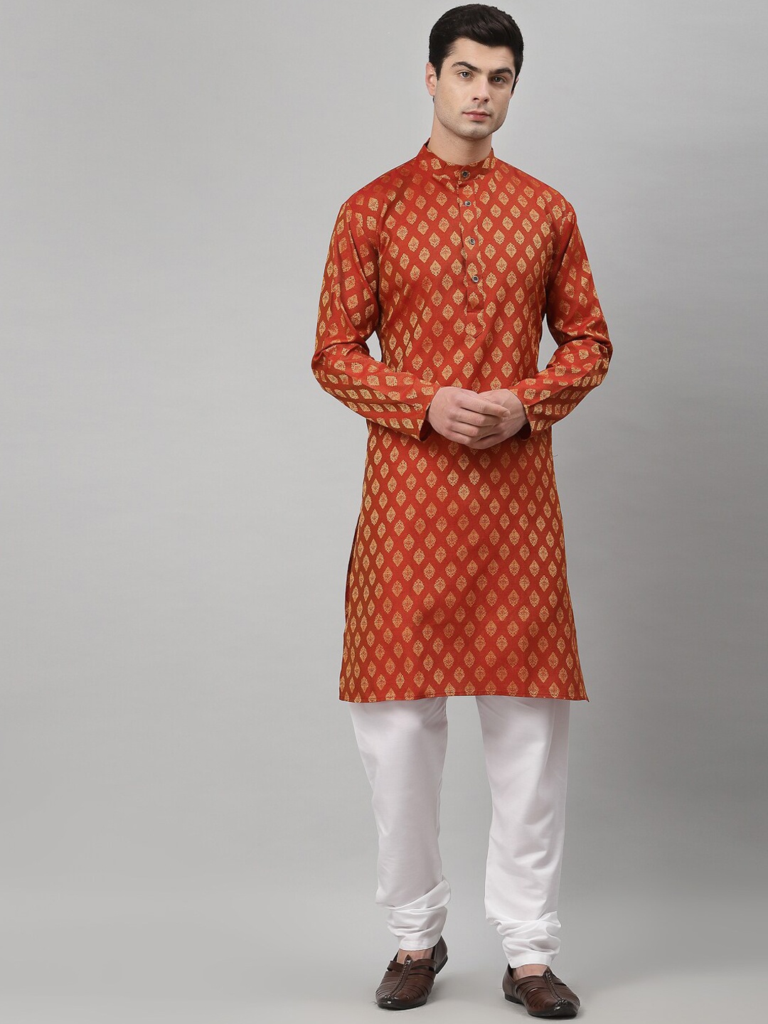 

NEUDIS Men Maroon & White Ethnic Motifs Printed Jacquard Kurta with Churidar