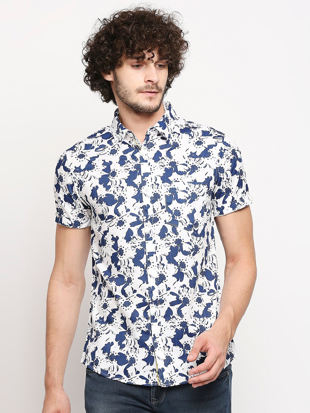 

SPYKAR Men White & Blue Slim Fit Printed Pure Cotton Casual Shirt