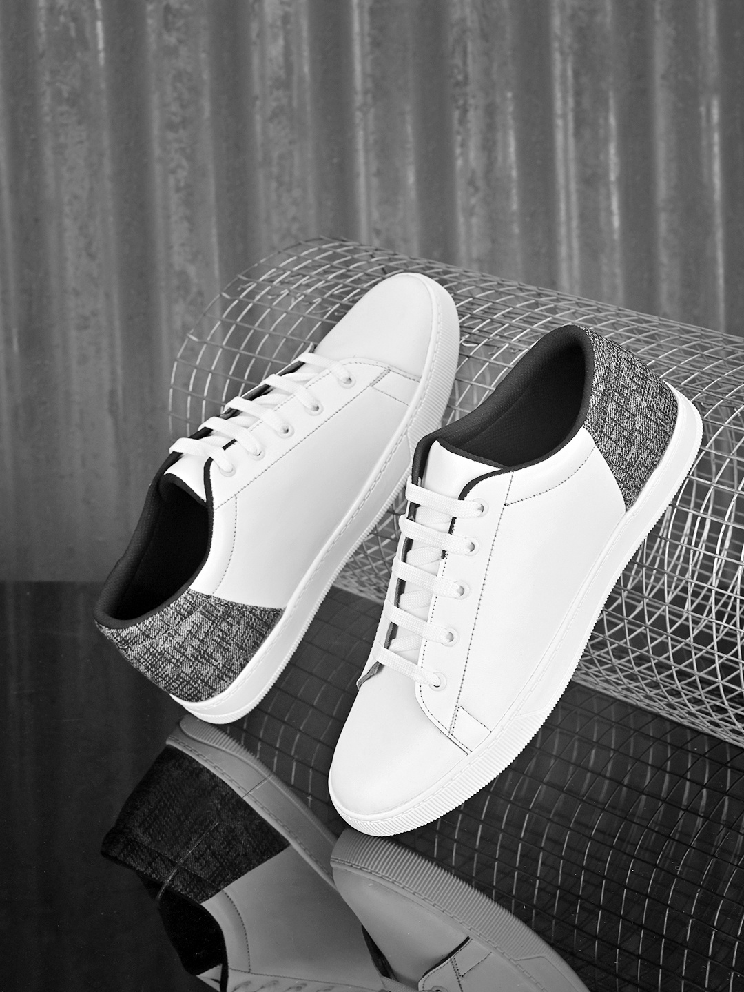 

The Roadster Lifestyle Co Men White Colourblocked Sneakers