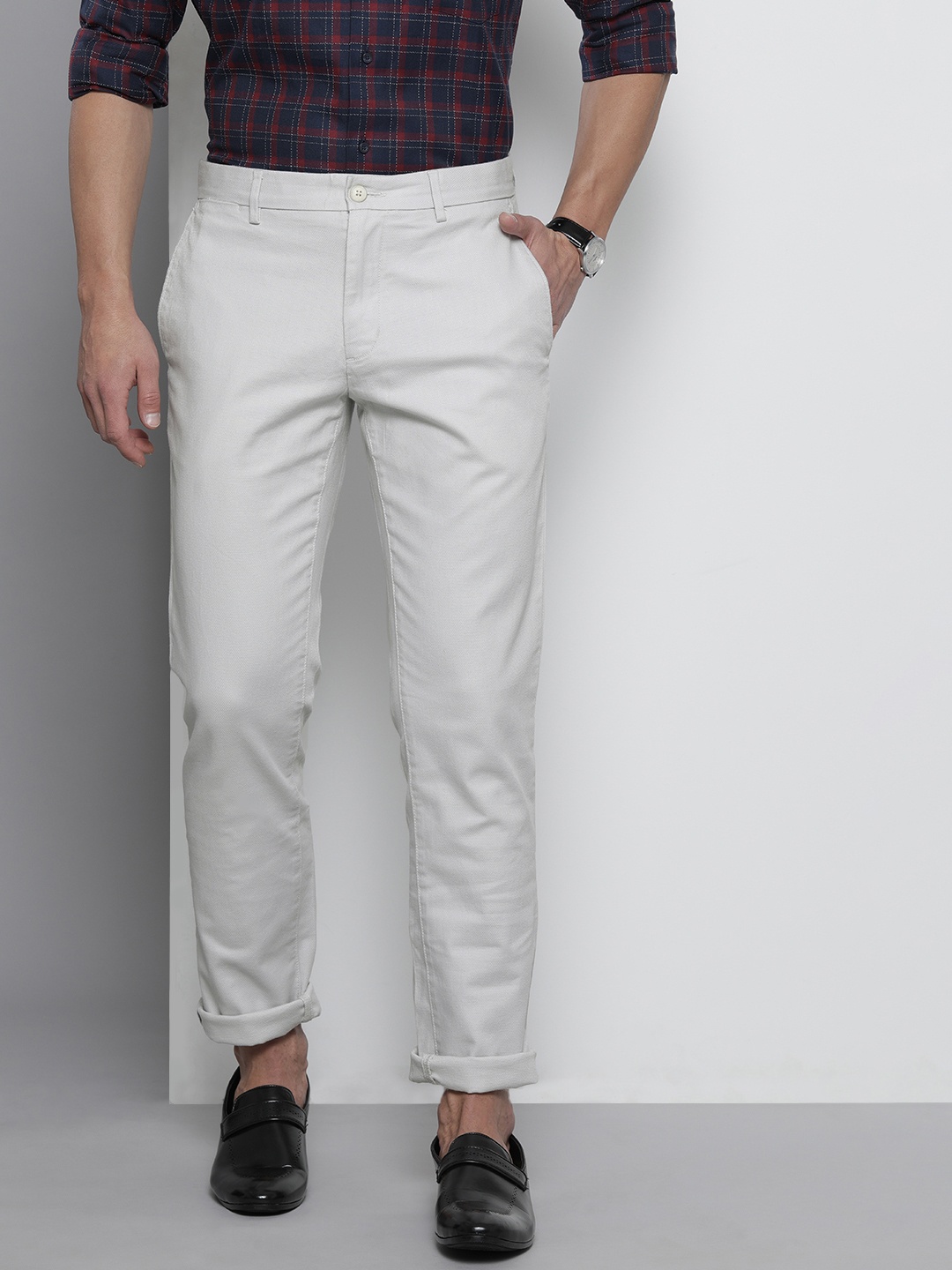 

Tommy Hilfiger Men Light Grey Solid Mid Rise Chinos Trousers