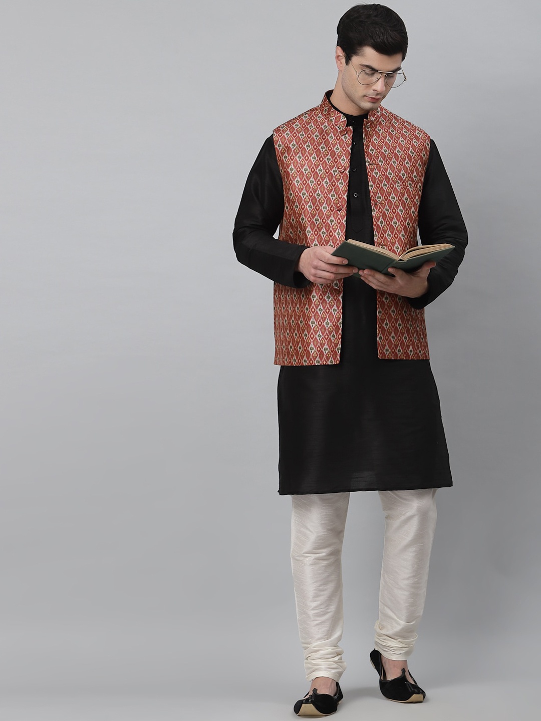 

NEUDIS Men Black & Off-White Dupion Silk Kurta Set with Nehru Jacket