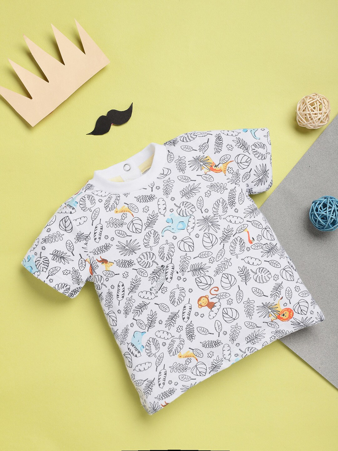 

Chicco Infant Boys White & Black Leaf Printed Pure Cotton T-shirt