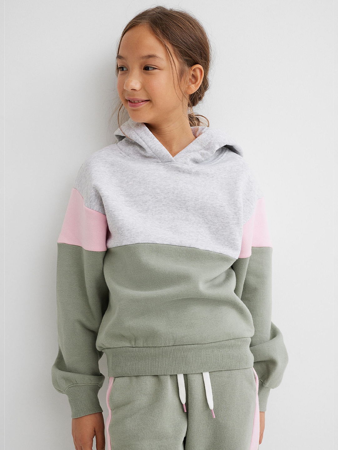 

H&M Girls Olive Green & Blue Colourblocked Hooded Sweatshirt