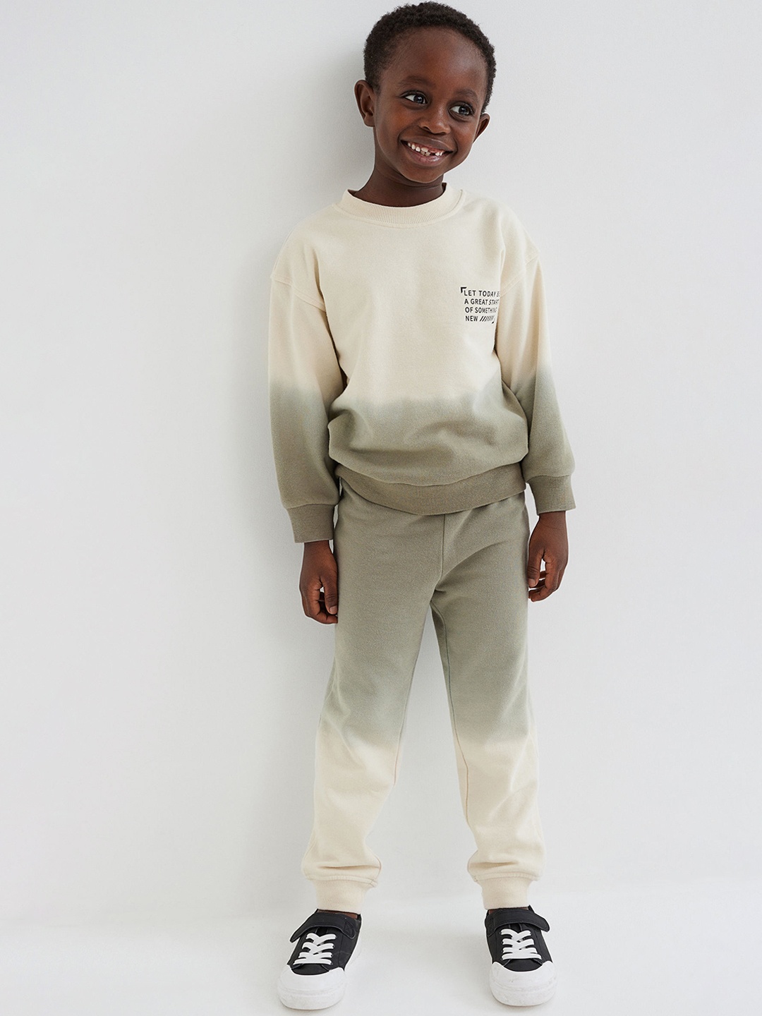 

H&M Boys Pack Of 2 Beige Printed Sweatshirt & Trousers Set